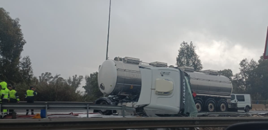 Vuelca un camión cisterna en la A-7 a la altura de Palmones sin heridos. Foto: Juanma González/8Directo. Vuelca un camión cisterna en la A-7 a la altura de Palmones sin heridos. Foto: Juanma González/8Directo.