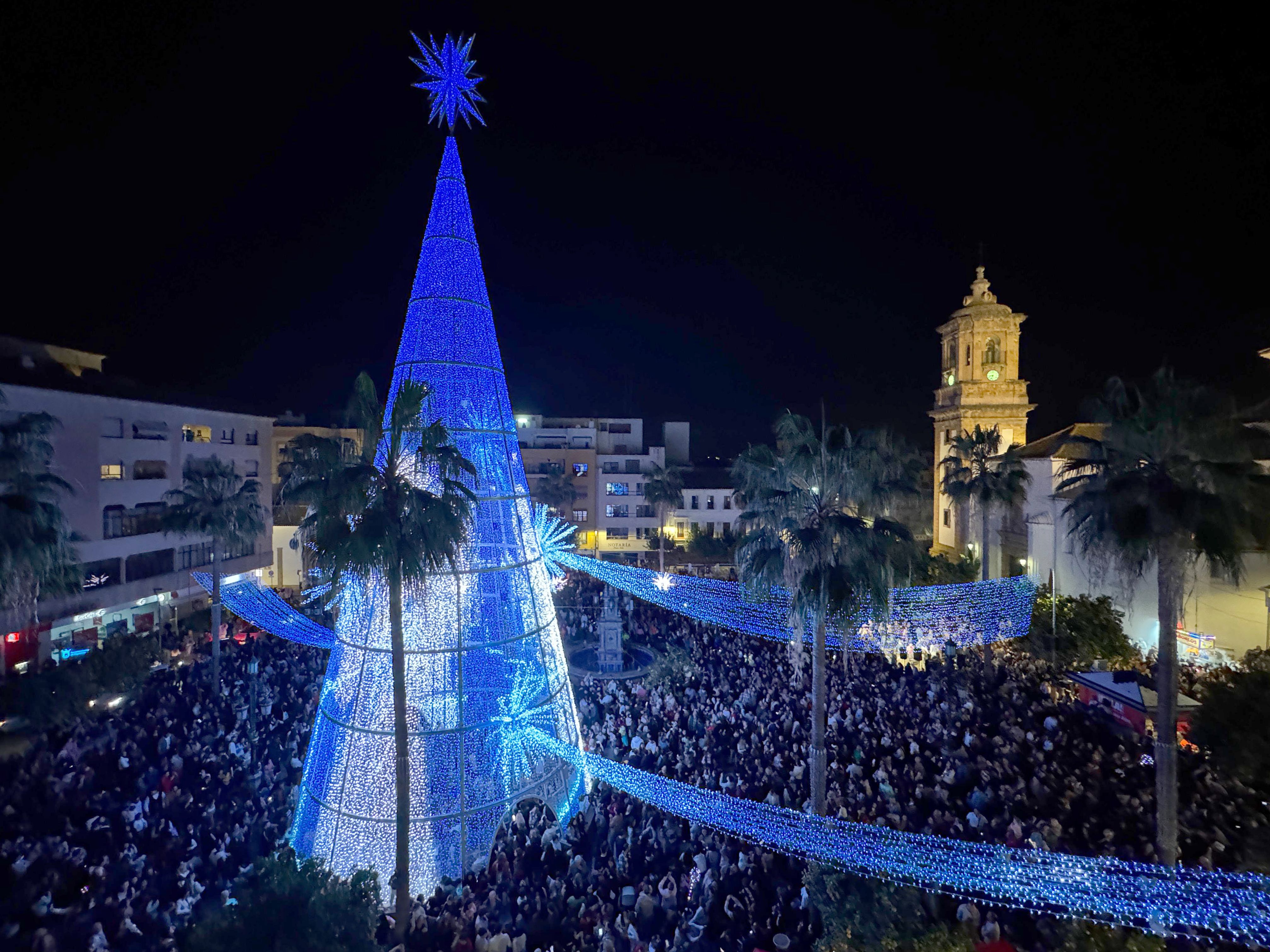 El árbol gigante que lució en las pasadas navidades. De la catedral de luces a la bola gigante: un repaso por los alumbrados navideños en Algeciras El árbol gigante que lució en las pasadas navidades. De la catedral de luces a la bola gigante: un repaso por los alumbrados navideños en Algeciras