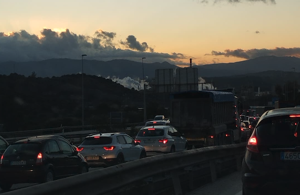 Retenciones de esta tarde. Una colisión entre dos vehículos en la A-7 de San Roque deja retenciones de varios kilómetros