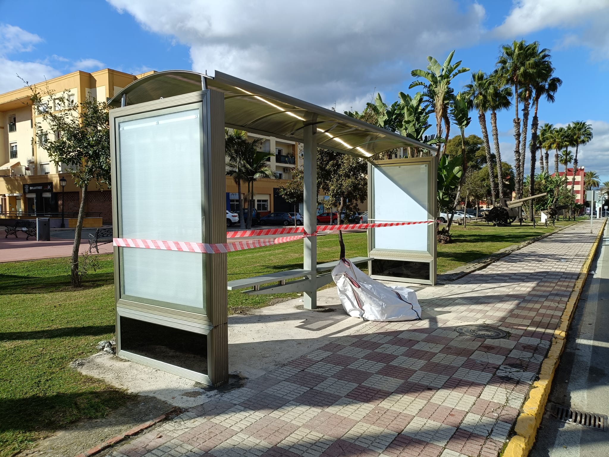 Los Barrios instala nuevas marquesinas con paneles informativos en las paradas de autobús 