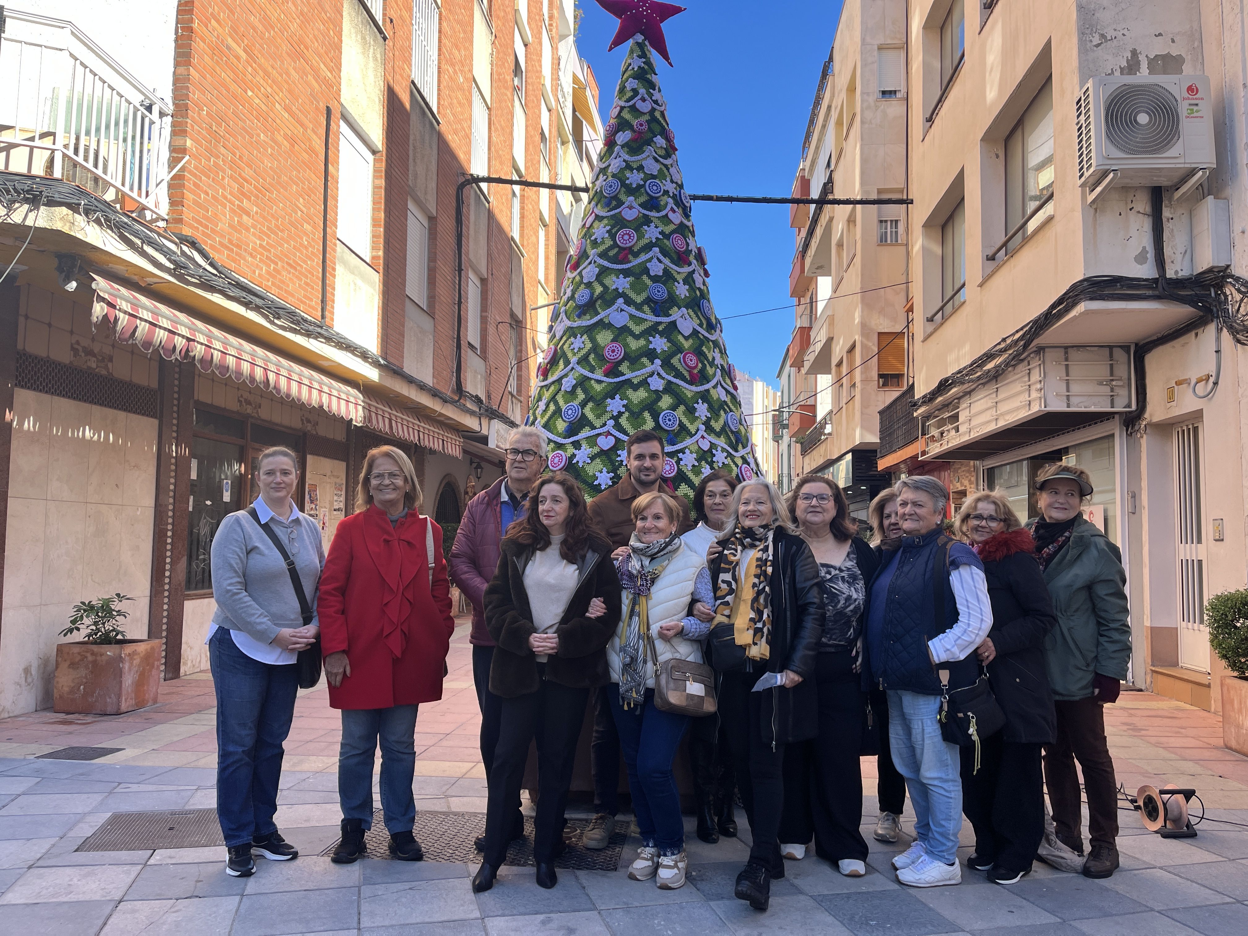 La asociación RecreArte vuelve a engalanar el barrio de La Caridad con croché y mucho cariño