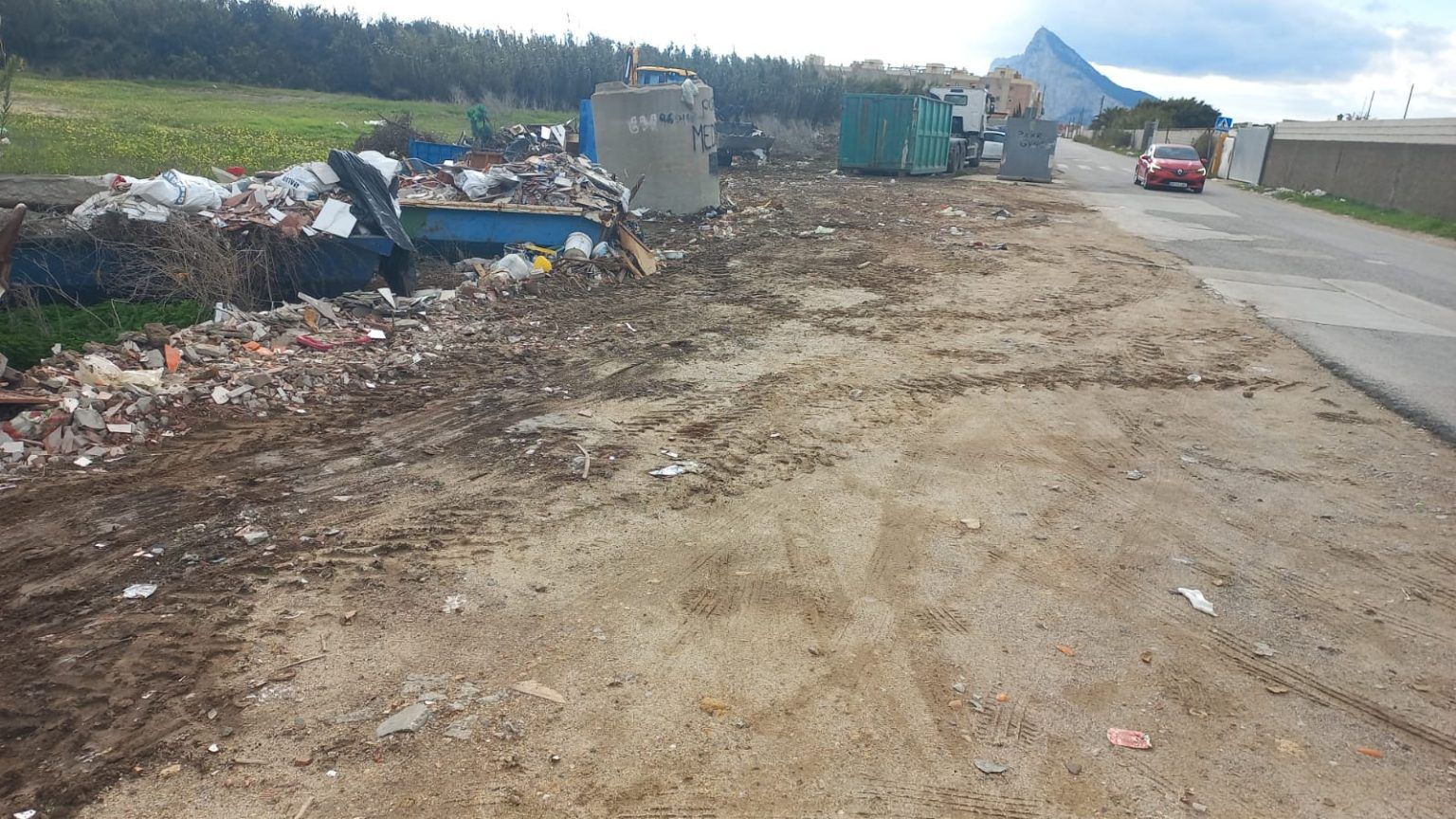 Ayuntamiento y Arcgisa realizan actuaciones ante las "conductas incívicas" en el depósito de basuras y escombros en La Línea 