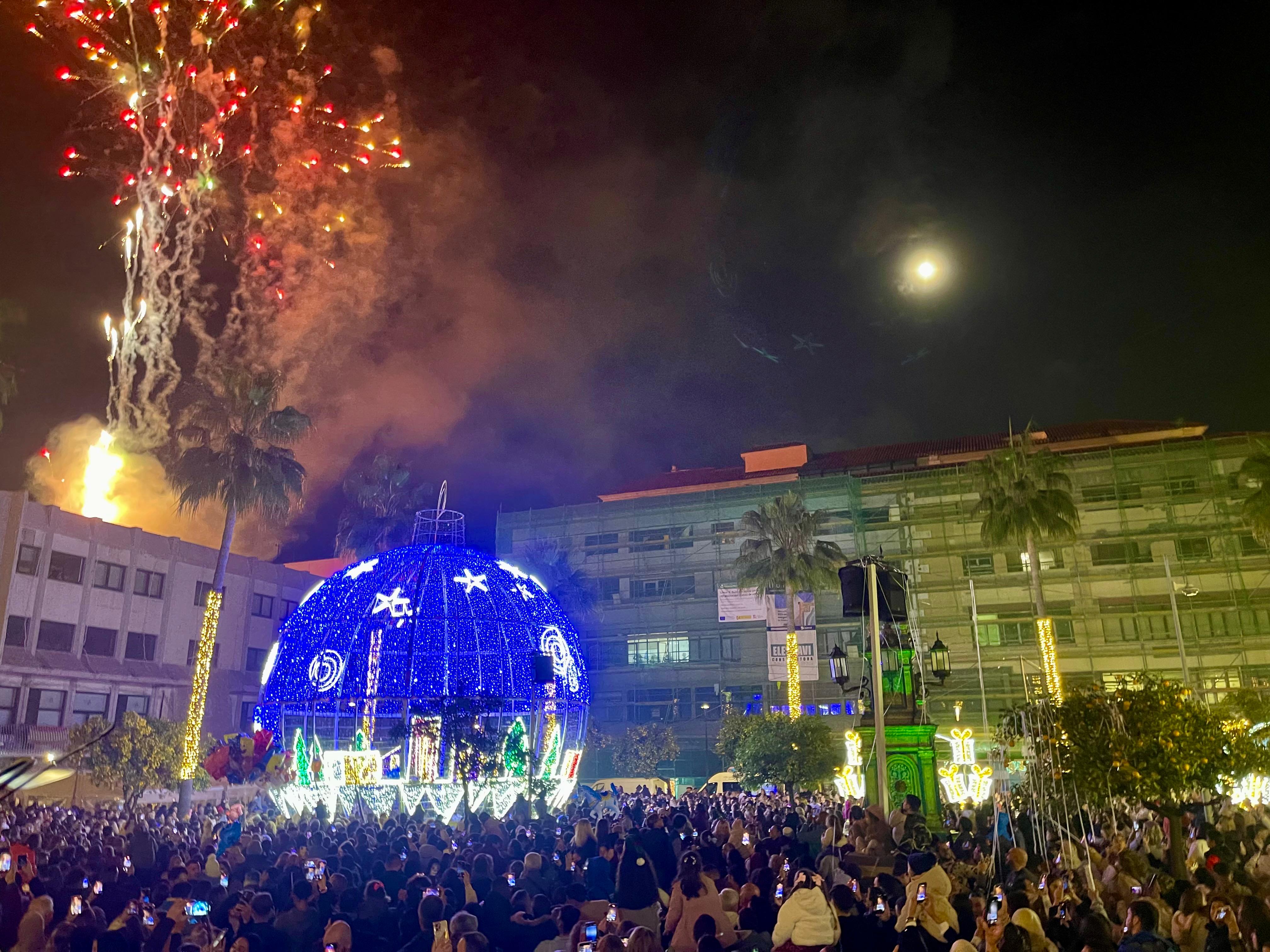 La bola gigante y los niños que trajeron la Navidad a Algeciras. Foto: S.F. / 8Directo La bola gigante y los niños que trajeron la Navidad a Algeciras. Foto: S.F. / 8Directo