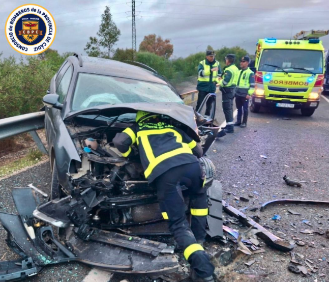 Una colisión entre dos turismos deja tres heridos en la N-340 de Tarifa