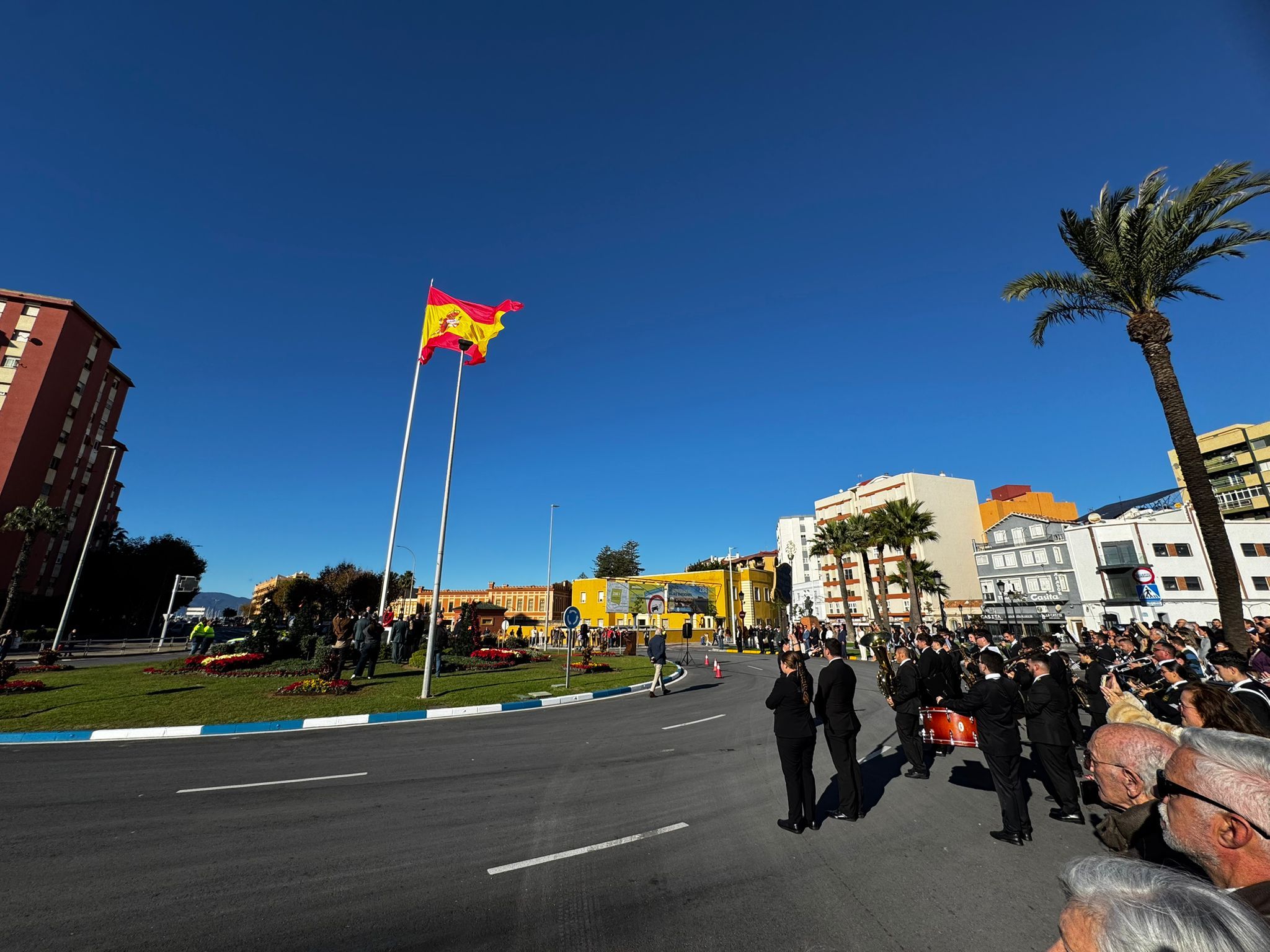 La Línea iza la bandera española por el Día de la Constitución