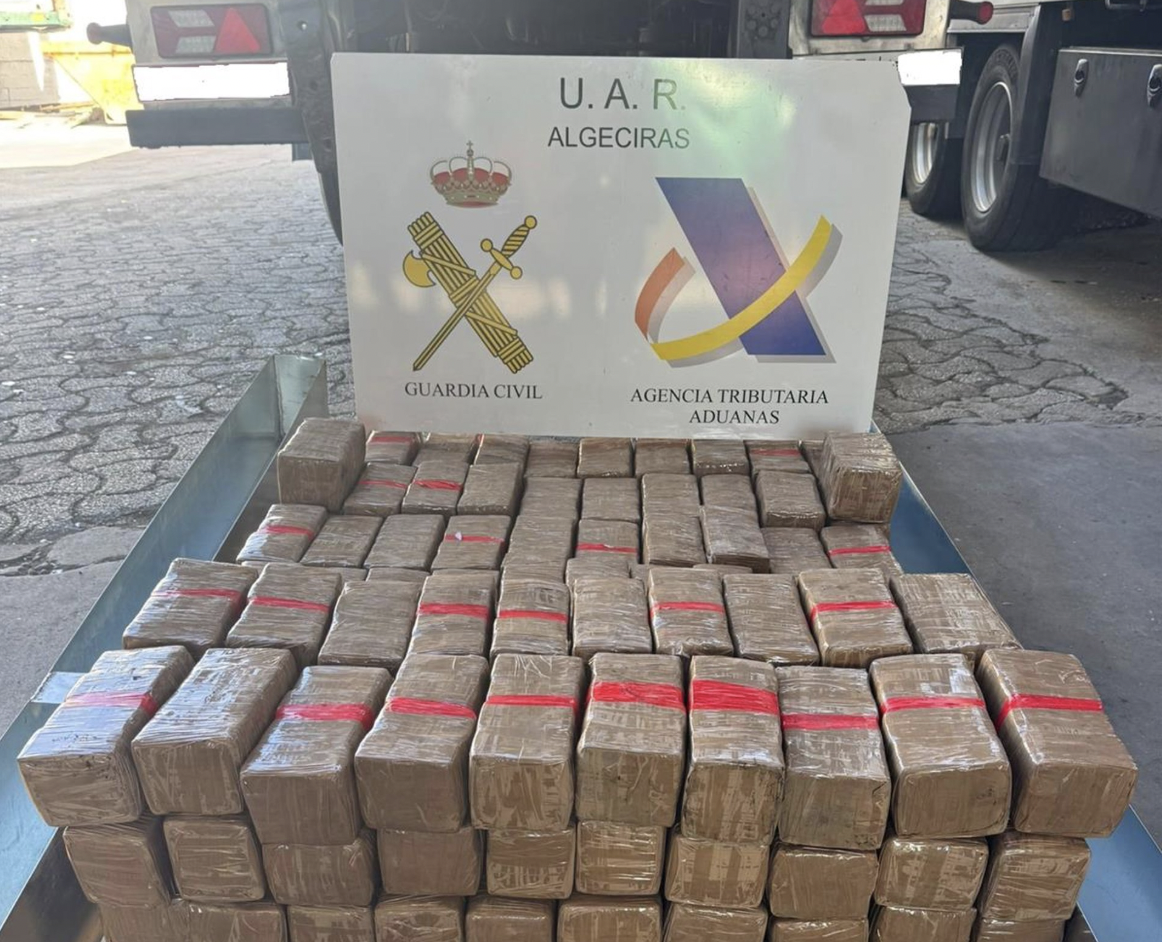 Intervenidos más de 2.100 kilos de hachís en el puerto de Algeciras Intervenidos más de 2.100 kilos de hachís en el puerto de Algeciras