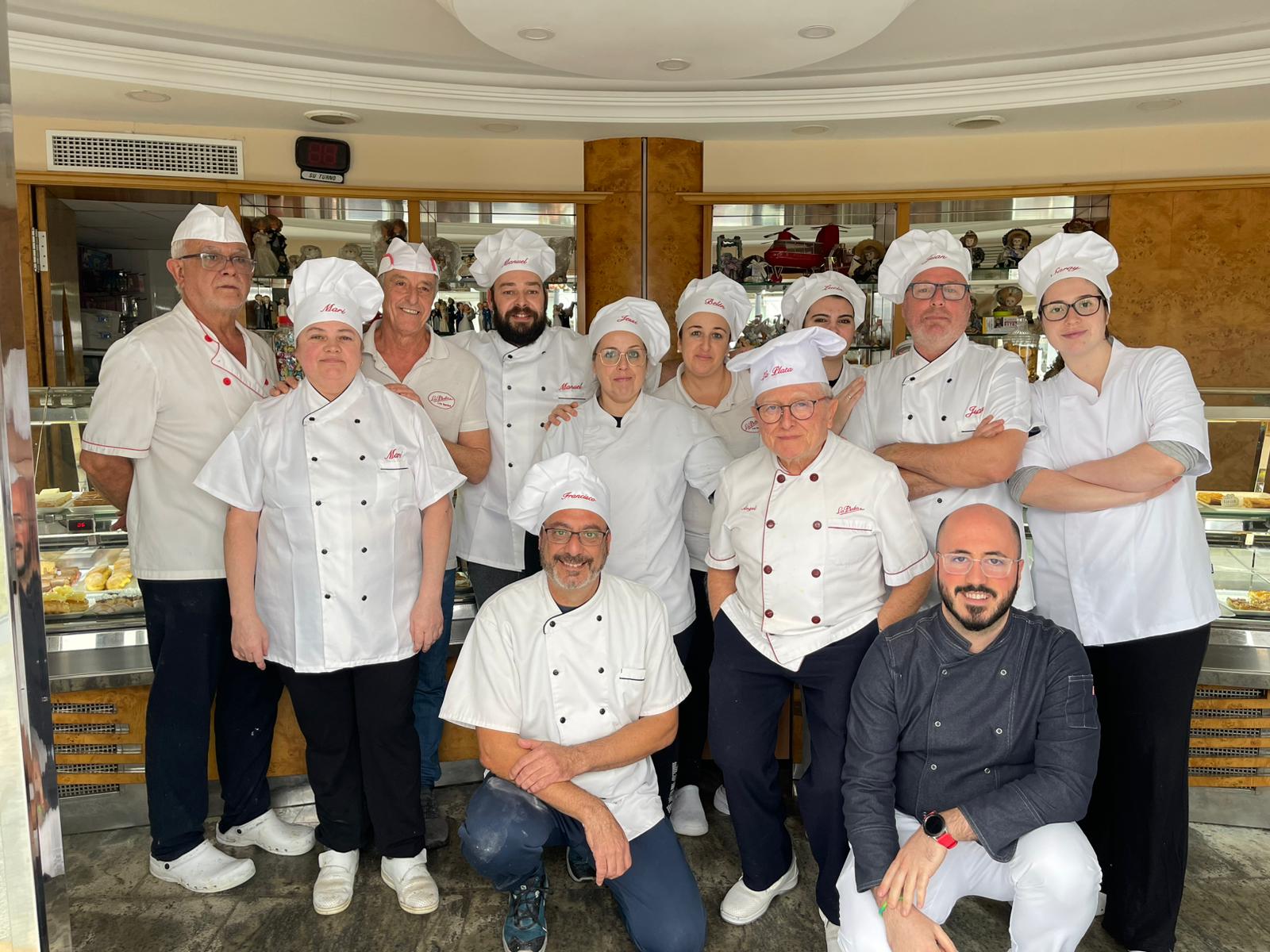 El equipo de Pastelería La Plata, donde cada dulce empieza con sus manos.