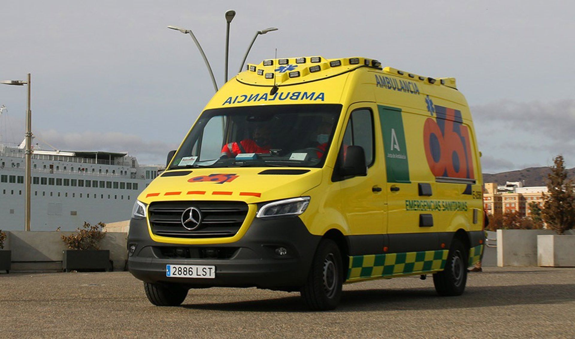 Fallece un varón en un choque entre un coche y una moto que obliga a cortar la autovía A-7 en Marbella. Archivo - Ambulancia del 061. - 112 - Archivo