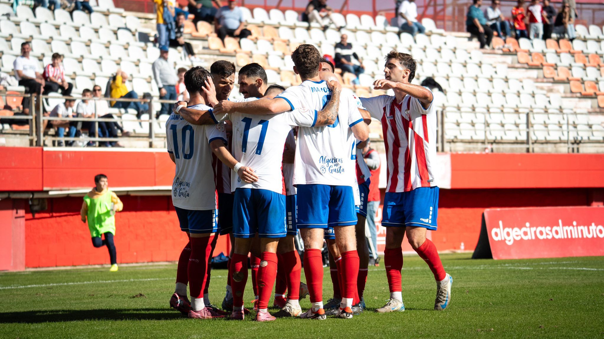 Los algeciristas celebran el gol del 10, Dani Garrido. Foto: Samu Maza. (1-0) Un Algeciras de diez tumba al líder Atlético de Madrid B Los algeciristas celebran el gol del 10, Dani Garrido. Foto: Samu Maza. (1-0) Un Algeciras de diez tumba al líder Atlético de Madrid B