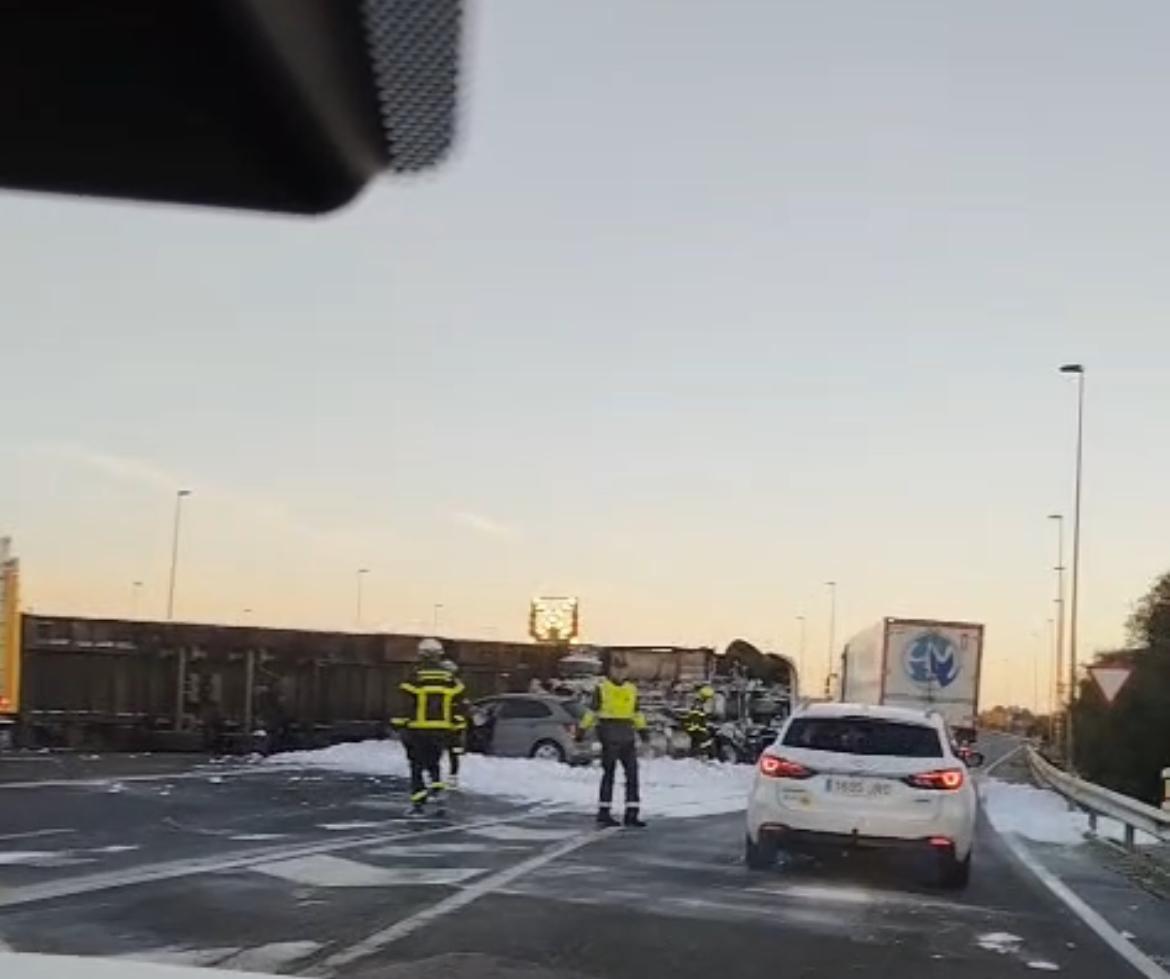 El vuelco de un camión deja dos heridos y el corte de la A-7 en Los Barrios sentido Málaga El vuelco de un camión deja dos heridos y el corte de la A-7 en Los Barrios sentido Málaga