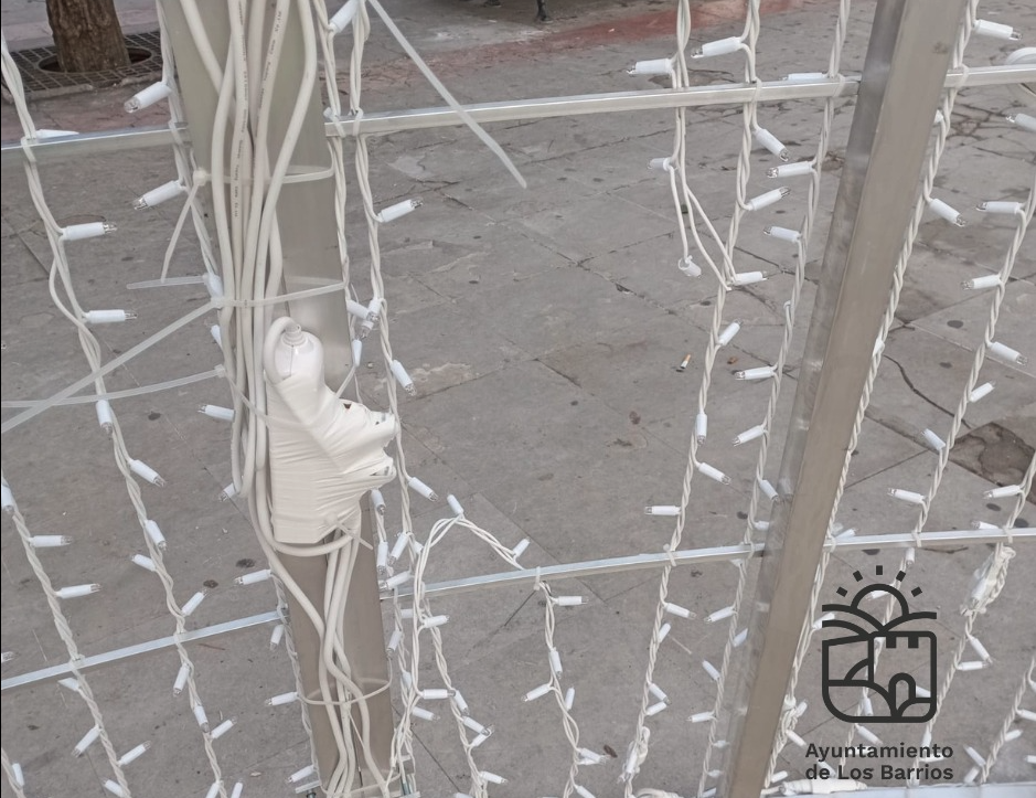 El alumbrado navideño de Los Barrios sufre actos vandálicos