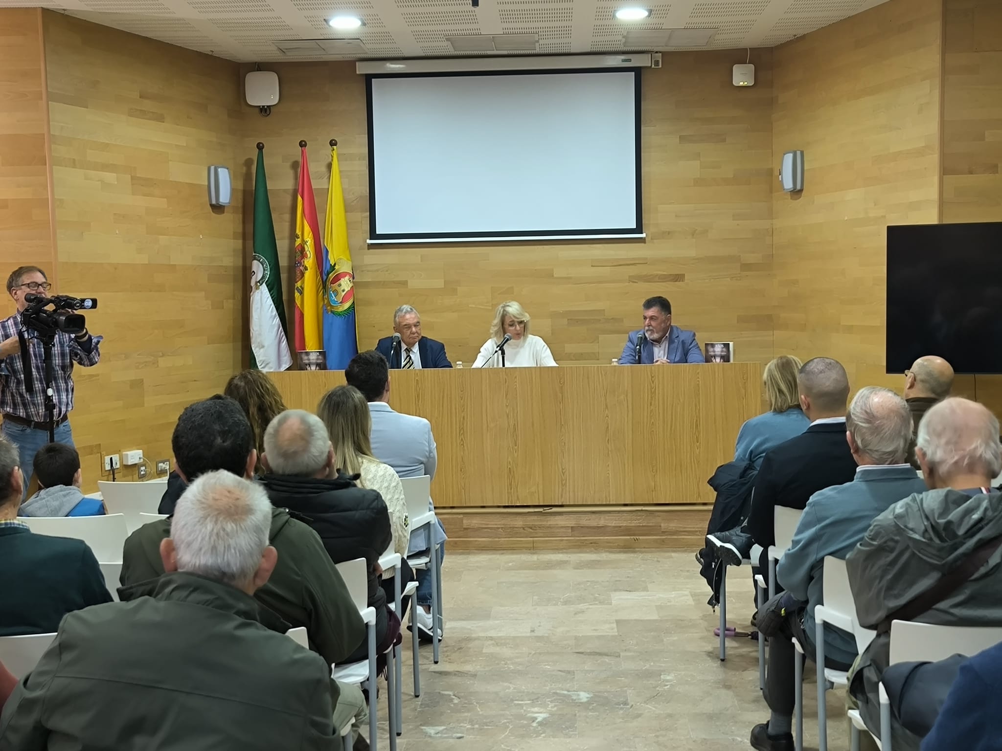 El exdirector de la prisión de Botafuegos presenta su libro '45 años entre rejas. La desagradable realidad de las prisiones'