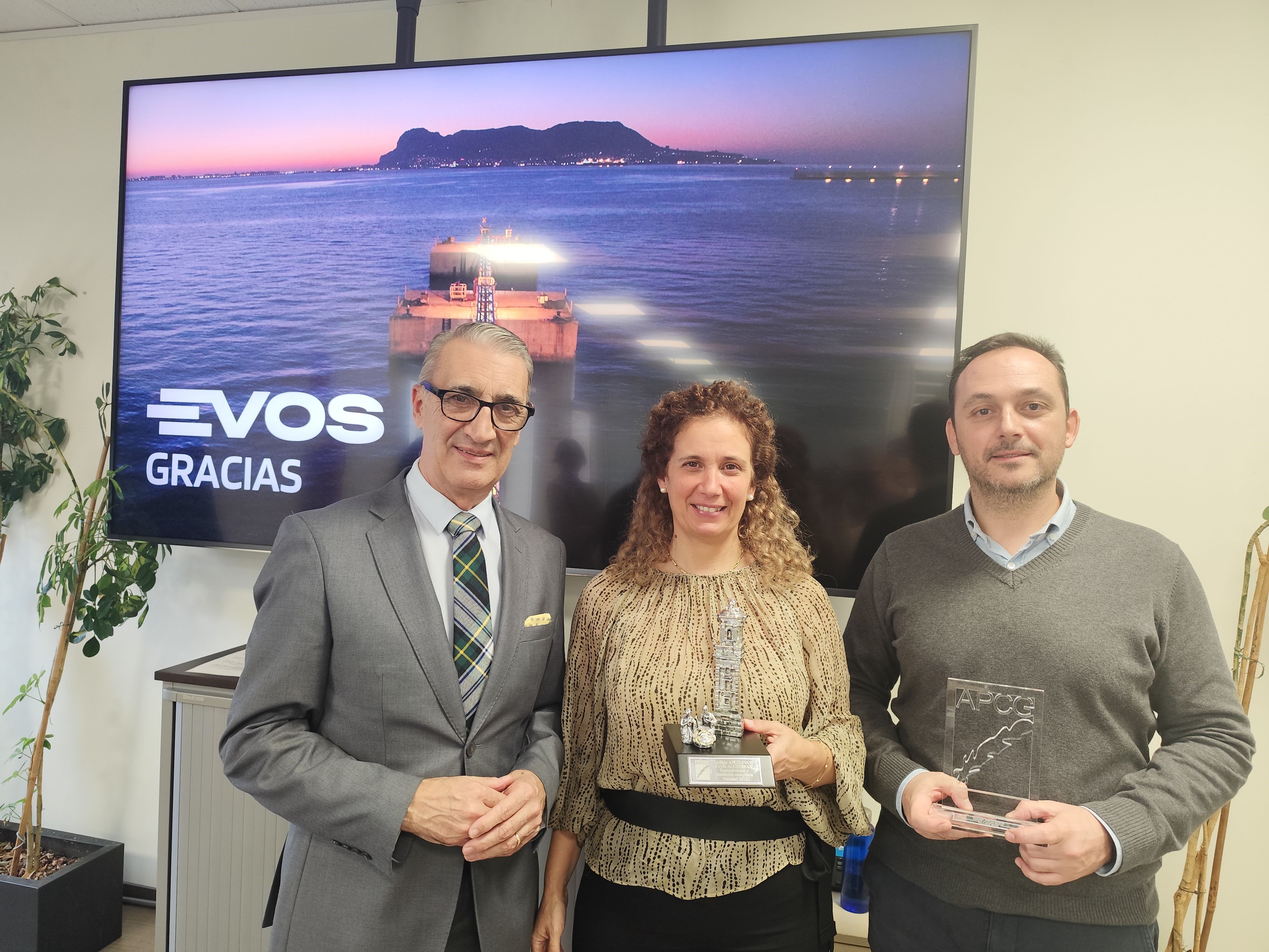 Javier Martínez, Belén Gestoso y Guillermo Ferrer. Titular: Evos Algeciras avanza en sostenibilidad gracias a la implicación de su equipo. 