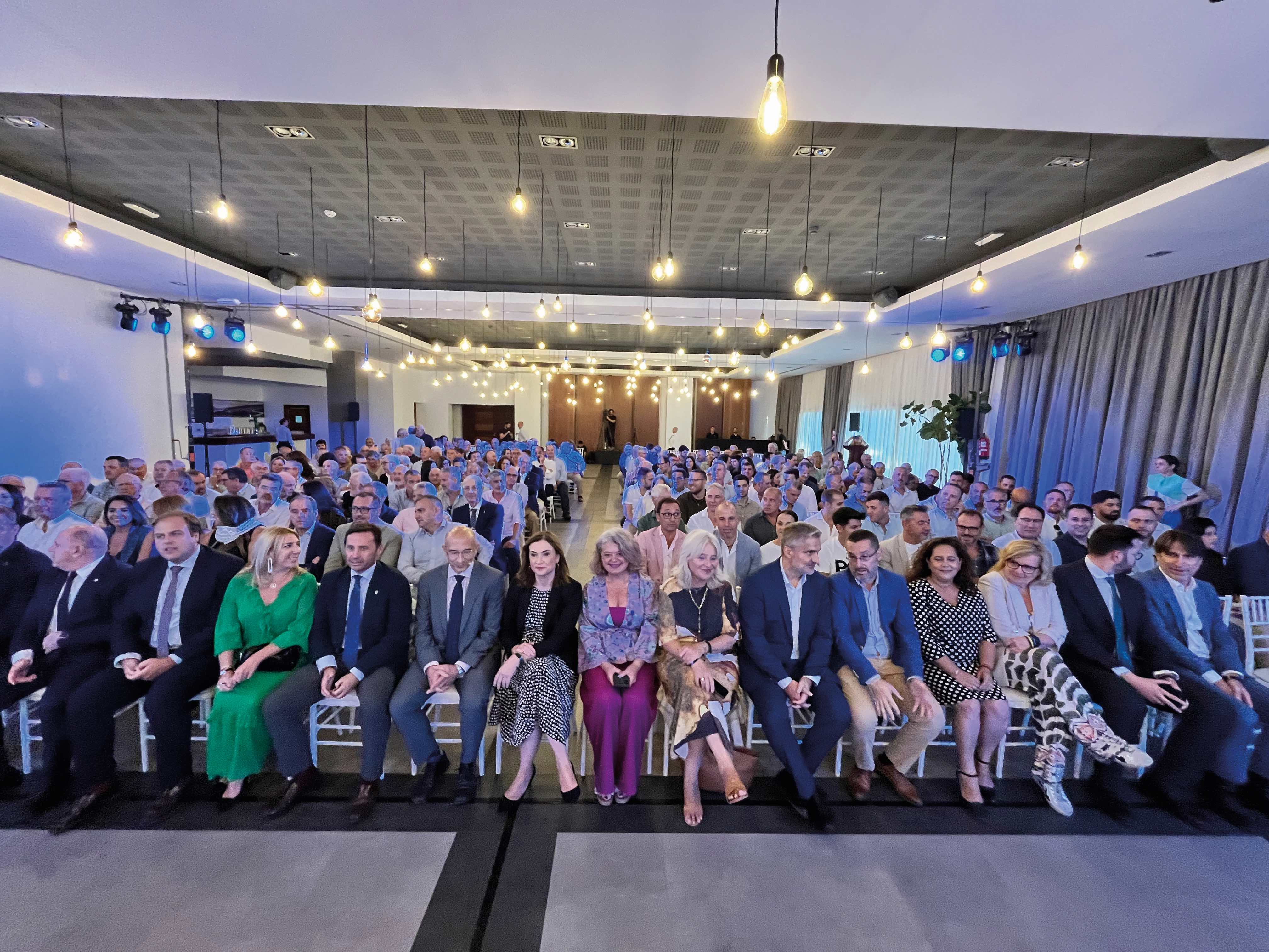 Autoridades y empleados, actuales y jubilados, durante la celebración por los 60 años de Moeve en Andalucía. | F.Mena. Titular: Las personas, la energía que sigue impulsando a Moeve. Autoridades y empleados, actuales y jubilados, durante la celebración por los 60 años de Moeve en Andalucía. | F.Mena. Titular: Las personas, la energía que sigue impulsando a Moeve.