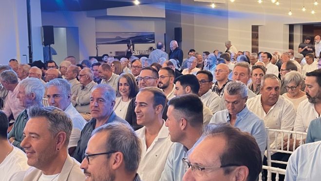 Empleados conversan durante el acto. | F.M. Empleados conversan durante el acto. | F.M.