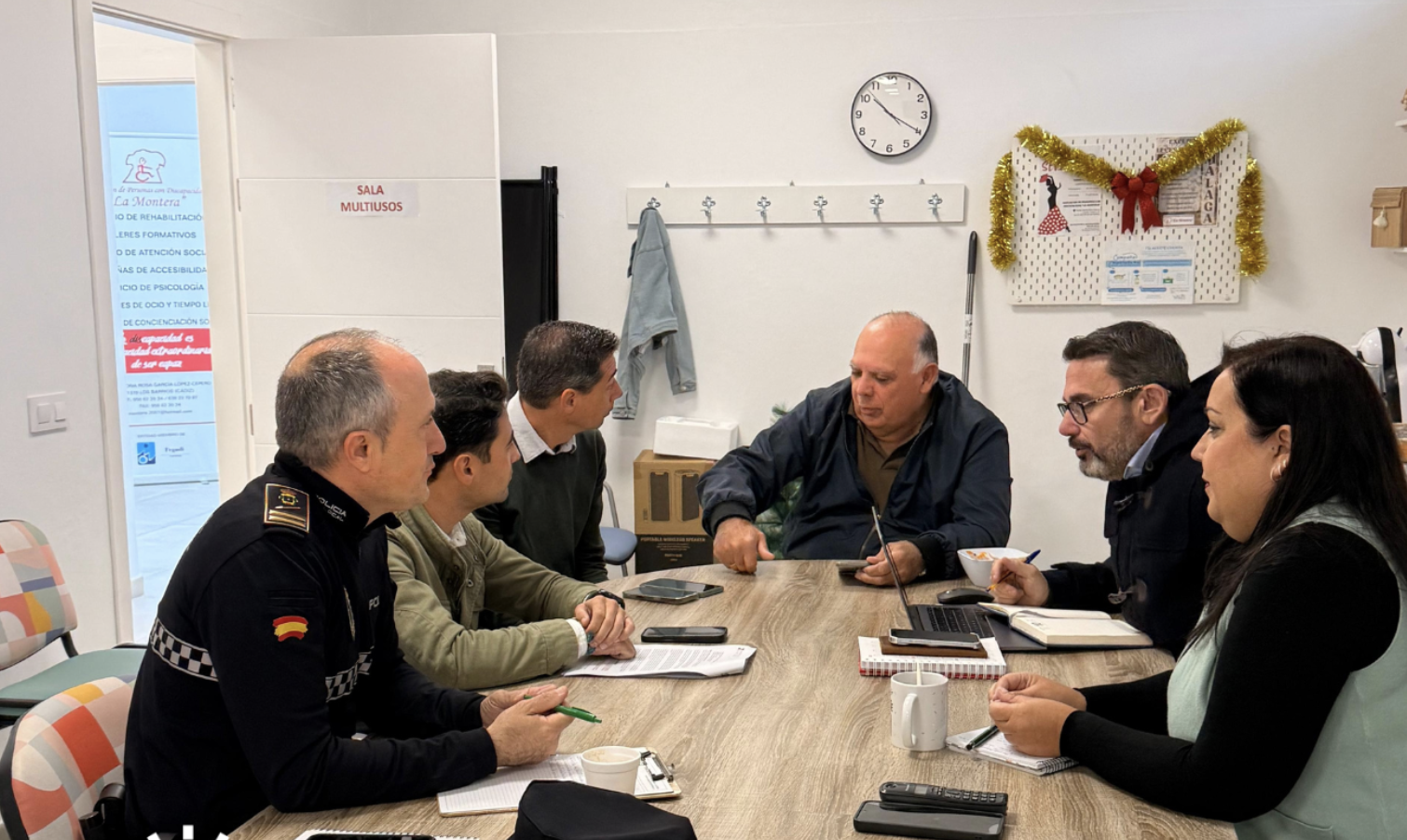 El Ayuntamiento y la asociación La Montera avanzan en una ordenanza de tráfico adaptada "a personas con discapacidad".