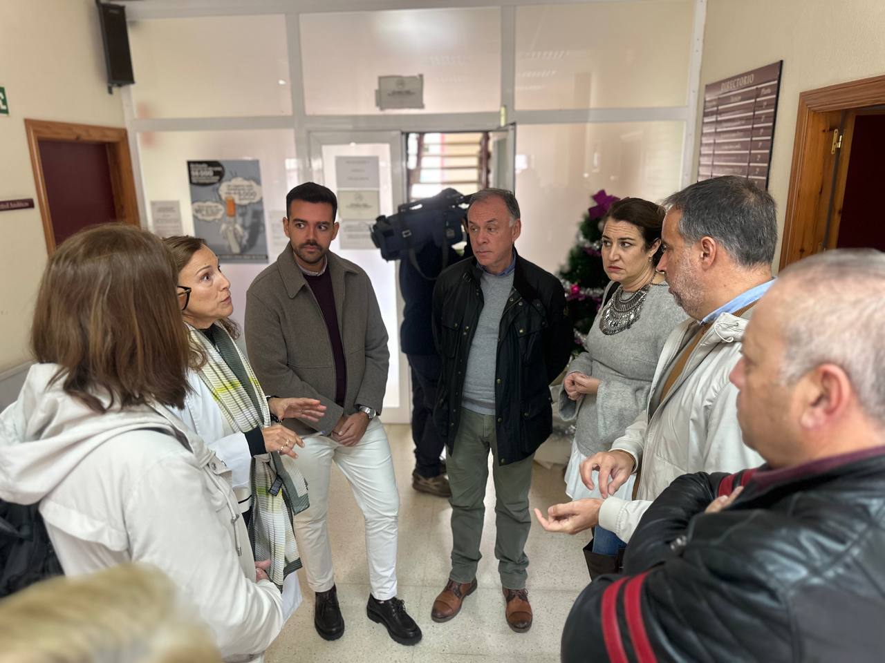 Momento de la visita de cargos de IU Cádiz y la diputada de Servicios Sociales al CTA de Algeciras.