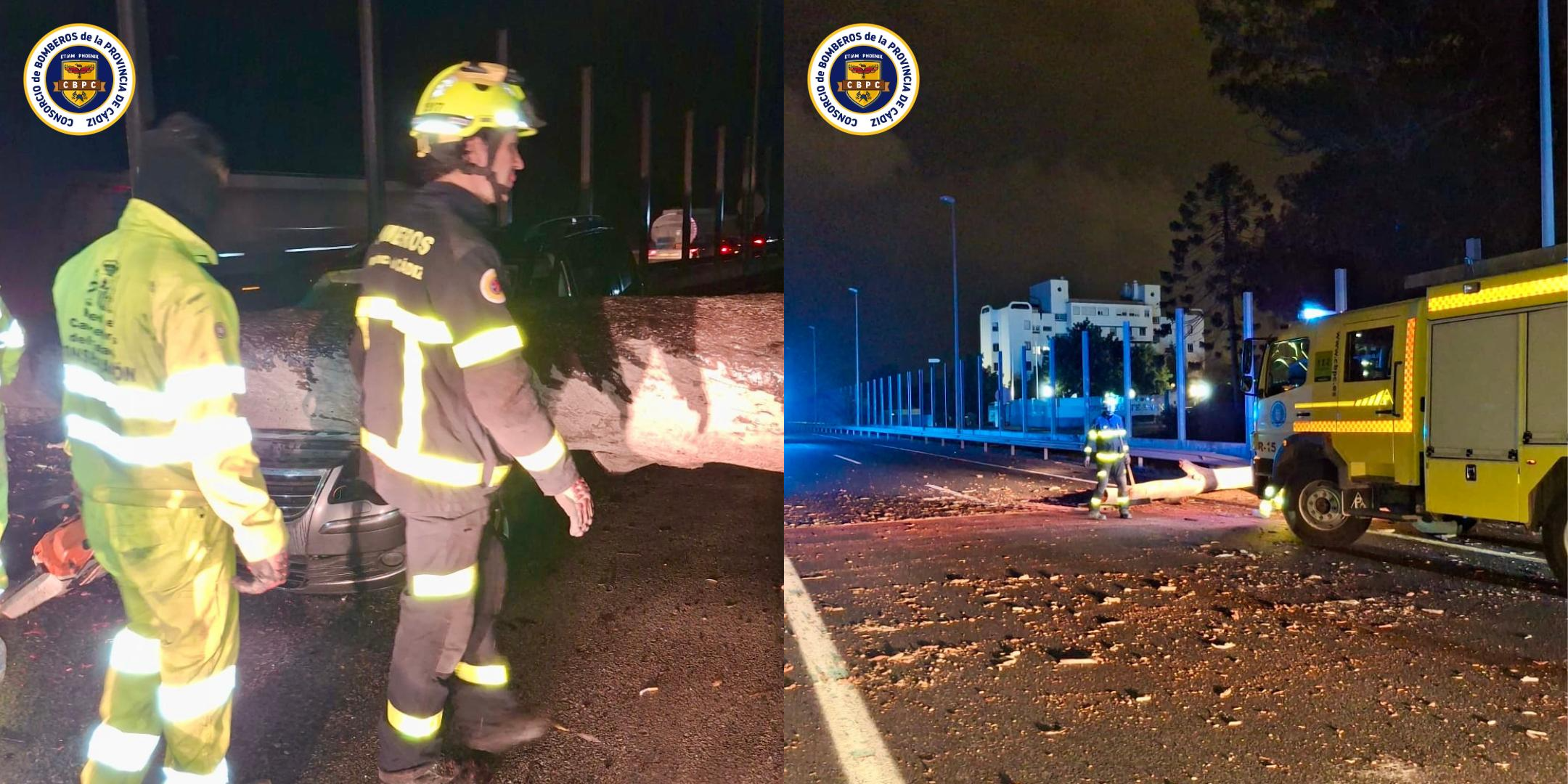Un gran árbol bloquea la A-7 en Los Barrios con un vehículo accidentado al intentar esquivarlo