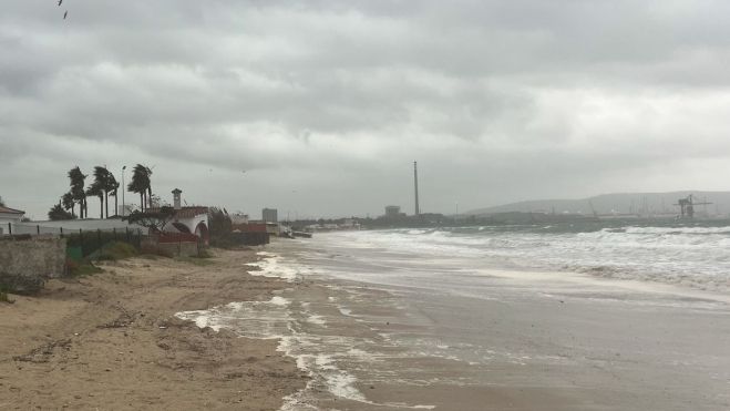 Playa de El Rinconcillo, durante el temporal. 