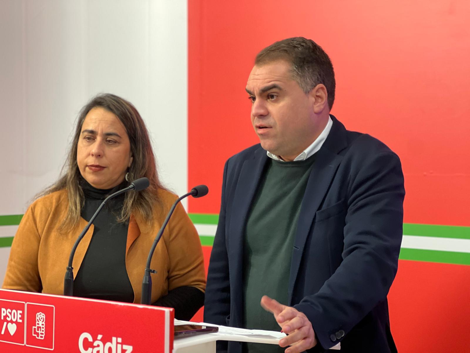 Foto: Cornejo con la secretaria de Igualdad de la Ejecutiva provincial. Titular: El PSOE de Algeciras estudia ampliar la denuncia contra Landaluce tras revelarse presuntas coacciones a Laura Ruiz. Foto: Cornejo con la secretaria de Igualdad de la Ejecutiva provincial. Titular: El PSOE de Algeciras estudia ampliar la denuncia contra Landaluce tras revelarse presuntas coacciones a Laura Ruiz.