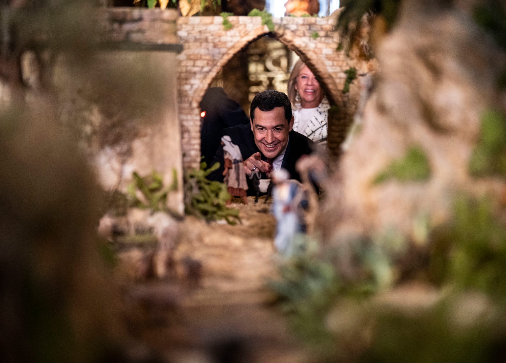 Juanma Moreno, ayer durante la visita al Belén de San Telmo. Titular: El PP trata de quitarse la pelota de su tejado ante la negativa de Landaluce a dimitir. Juanma Moreno, ayer durante la visita al Belén de San Telmo. Titular: El PP trata de quitarse la pelota de su tejado ante la negativa de Landaluce a dimitir.