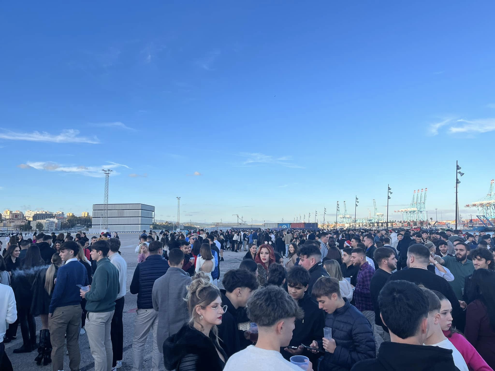 Imagen de archivo. El 24 de diciembre en el Llano Amarillo. El botellón del 24 en el Llano Amarillo se desalojará a las 19.30 horas