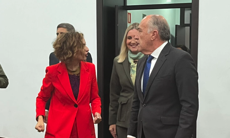La vicepresidenta del Gobierno, María Jesús Montero, en una visita a la Mancomunidad del Campo de Gibraltar. Imagen de 8Directo. 
