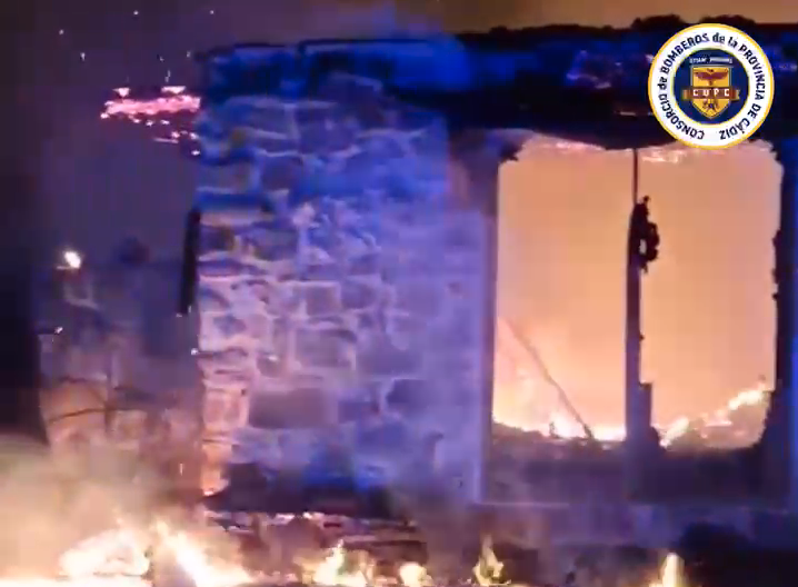 Bomberos de Algeciras extinguen un incendio que calcina por completo una vivienda en Guadalmesí