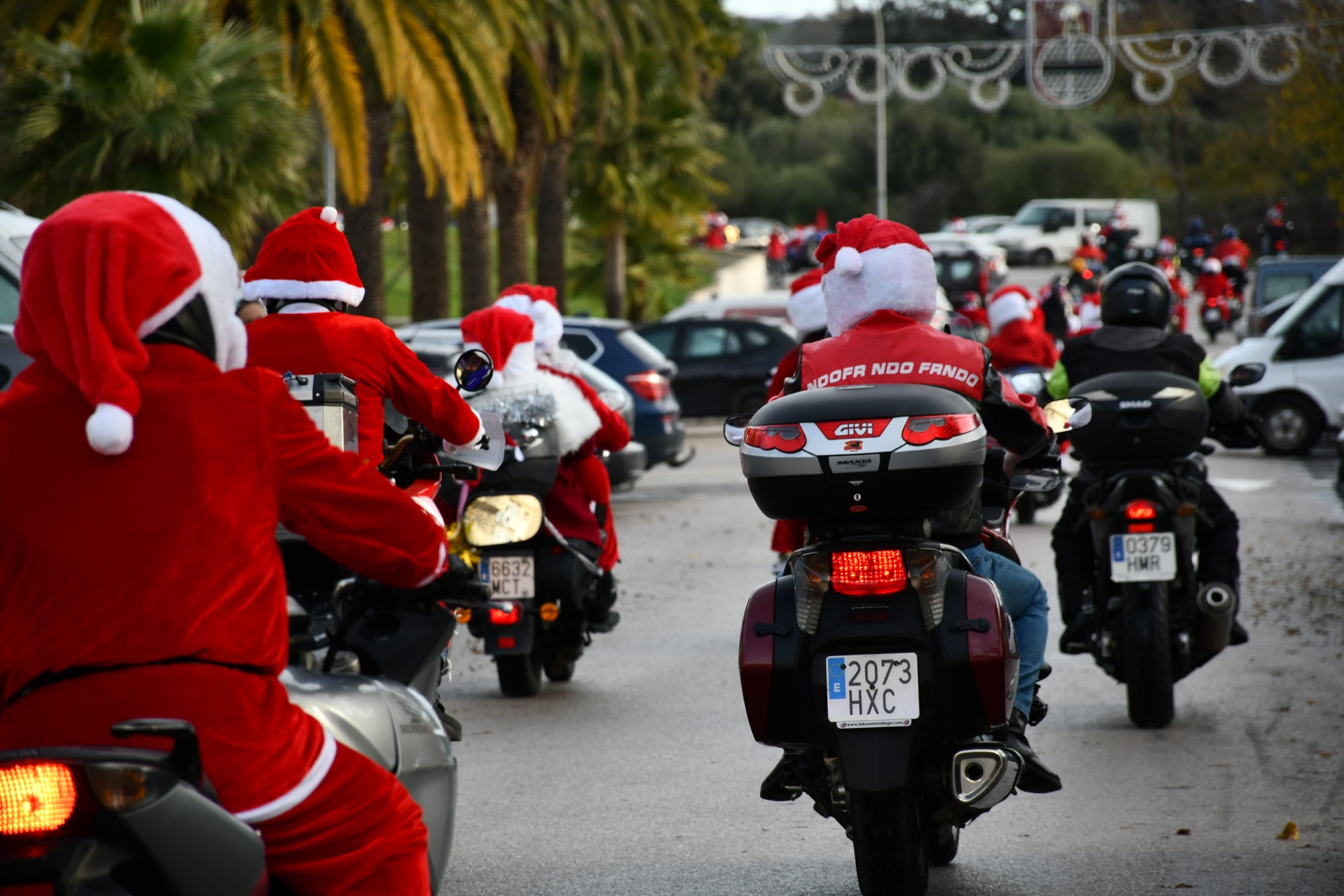 Cerca de un centenar de motoristas recorren San Roque en la primera 'Papanoelada'
