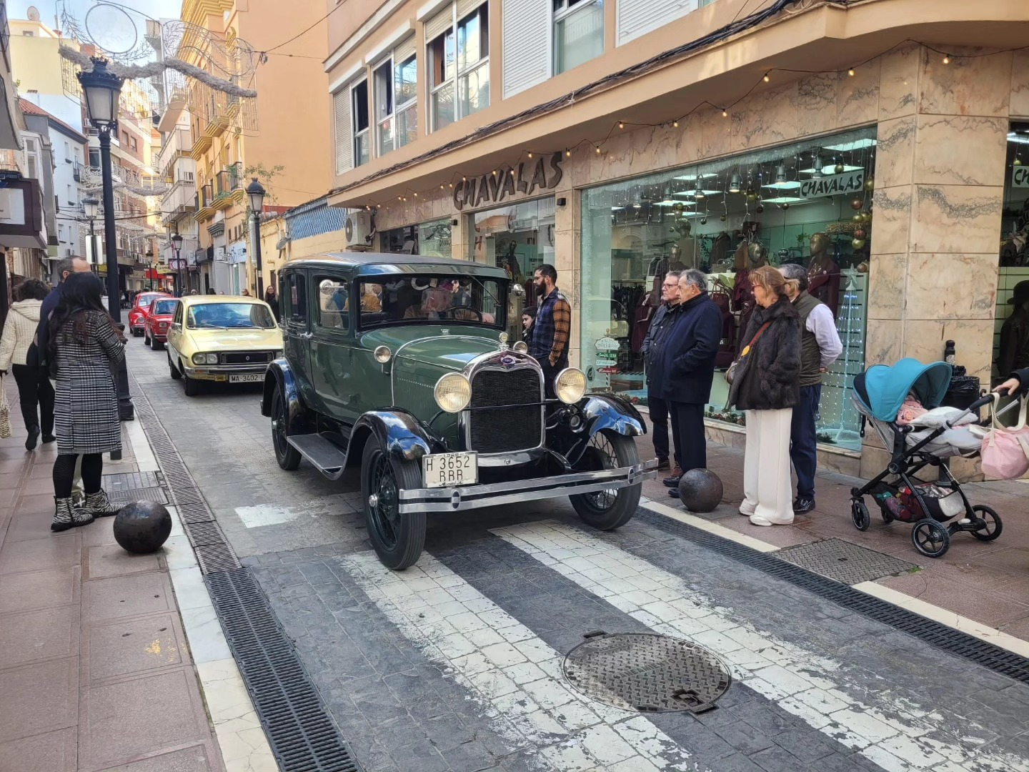 La VIII Concentración de Automóviles de Época llena de historia y solidaridad el centro de La Línea