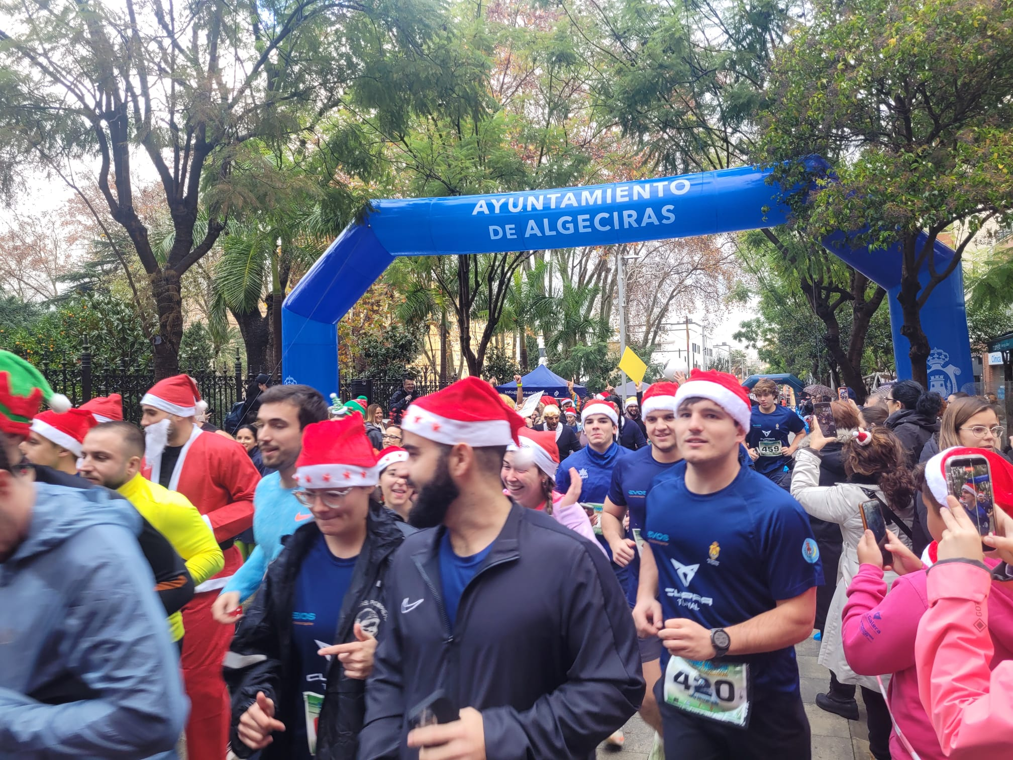 Algeciras se vuelca con la XII Carrera Solidaria de Navidad 'Ciudad de Algeciras' pese a la lluvia