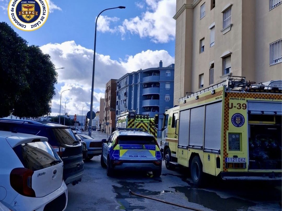 Bomberos intervienen en el incendio de una vivienda en La Línea 