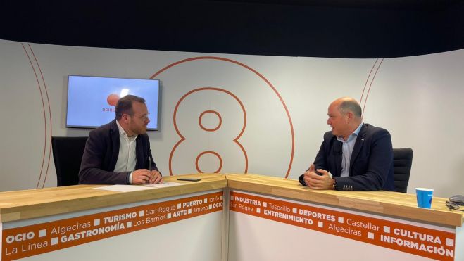 El periodista Francis Mena y el presidente de AESBA, durante la entrevista. 