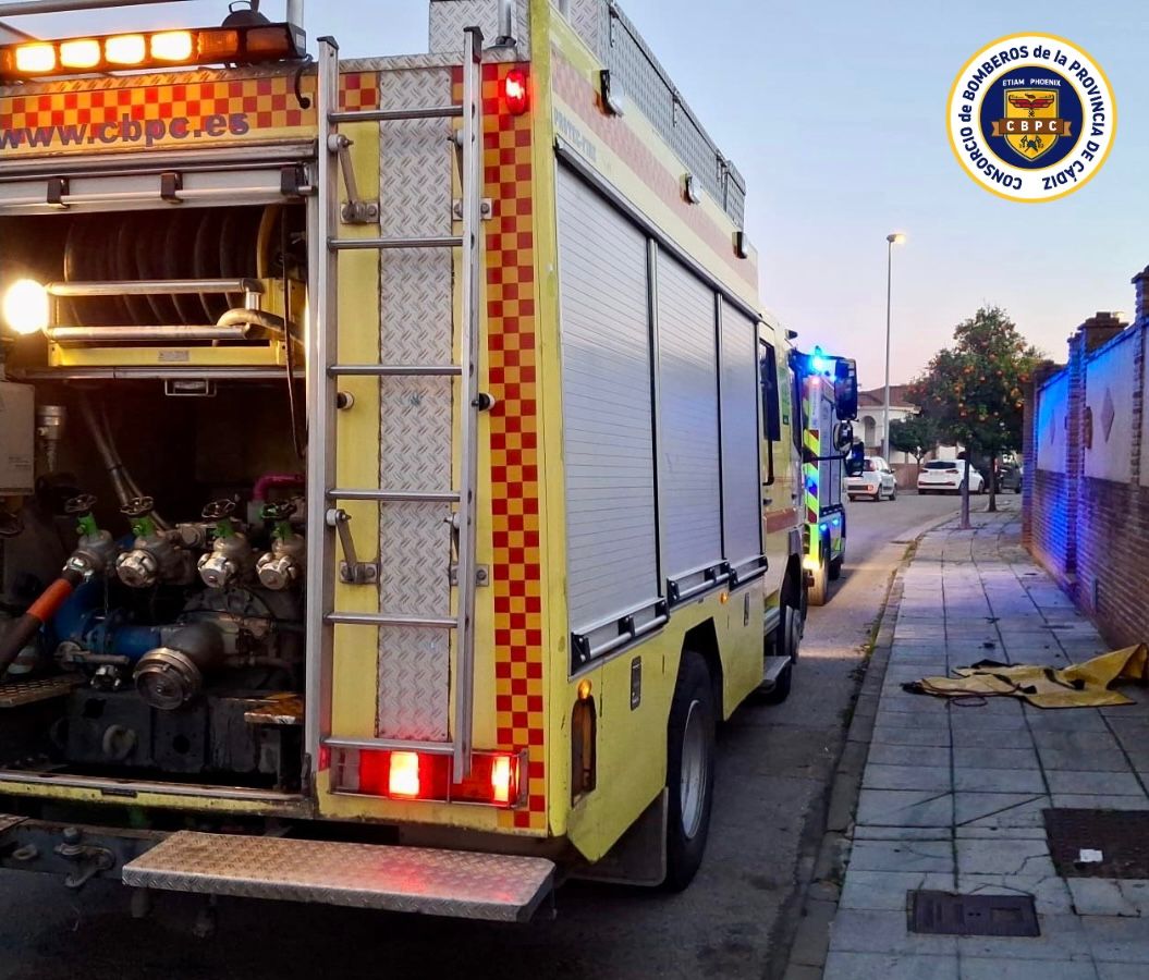 Bomberos apaga un incendio en el garaje de una vivienda de Algeciras. 