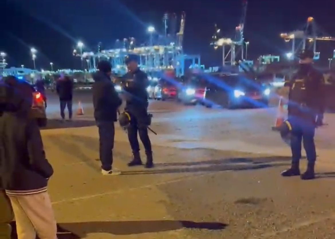 Captura de pantalla del vídeo publicado en TikTok. Tensión en el Puerto de Algeciras: usuarios de la OPE protestan por las esperas y la falta de servicios