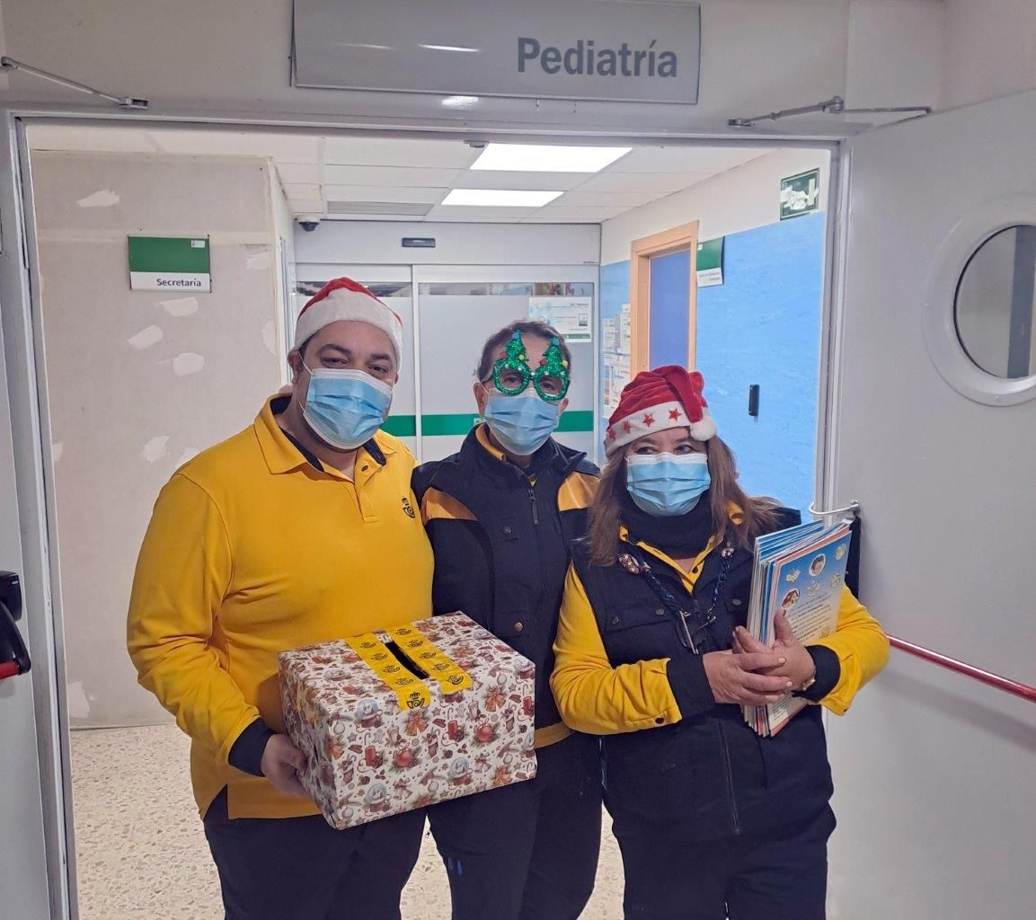 Correos recoge cartas para los Reyes Magos de niños ingresados en el Hospital Punta de Europa 