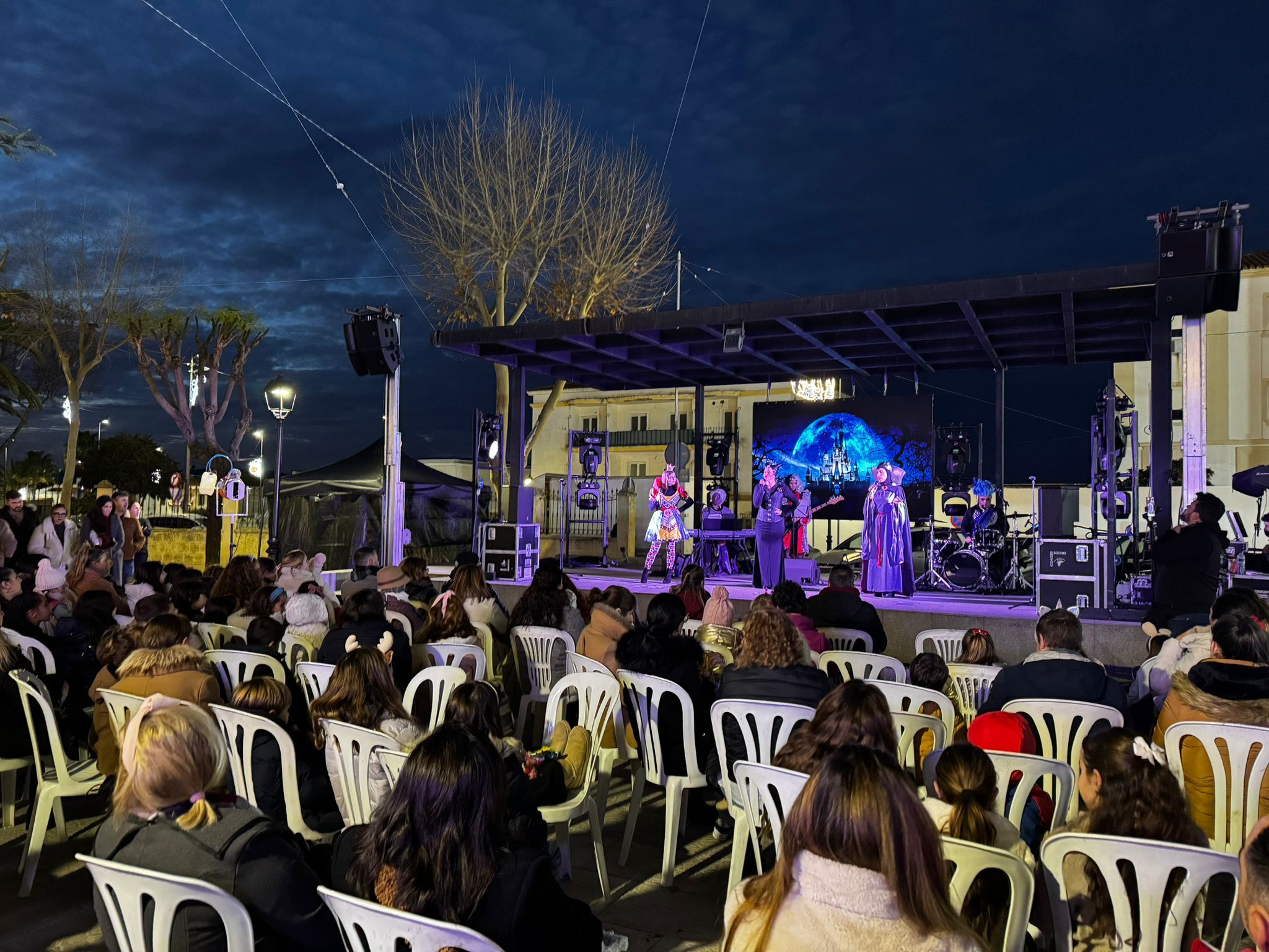 El público infantil de San Roque disfruta del musical ‘Héroes y villanos’