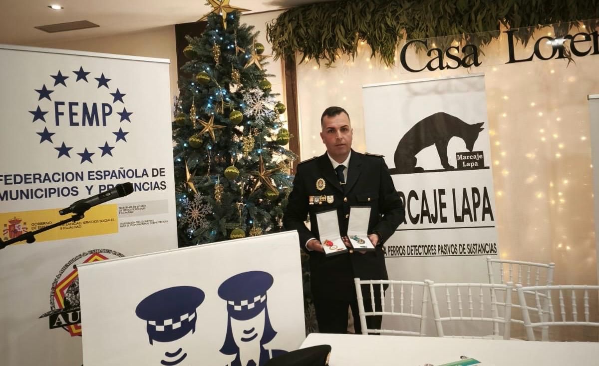 Un agente de la Policía Local de Algeciras, reconocido a nivel nacional por su gestión de unidades caninas