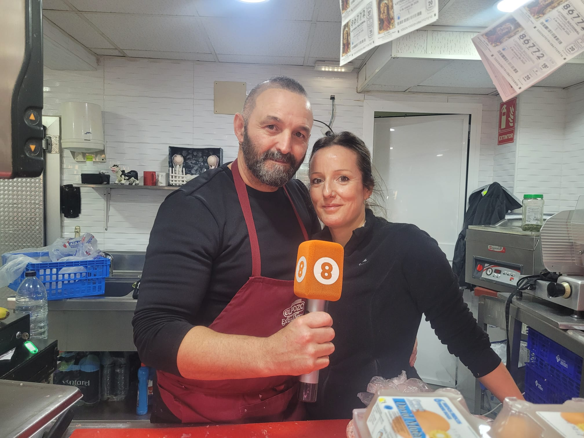 Óscar, el carnicero solidario, vuelve a llenar de ilusión a lo más necesitados en La Línea por Navidad