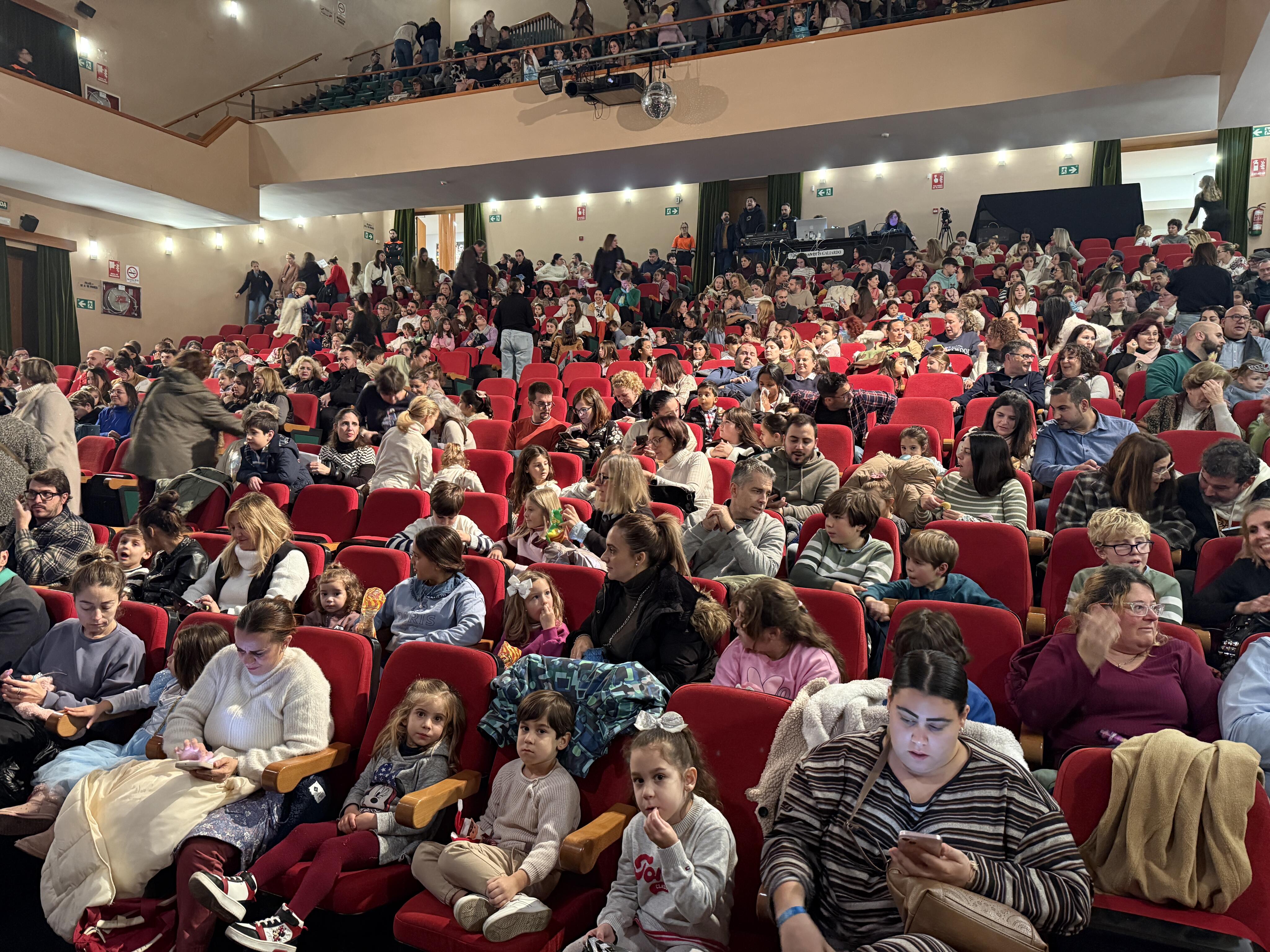 El Teatro Juan Luis Galiardo, repleto de ilusión de los más pequeños por el musical ‘Cenicienta’