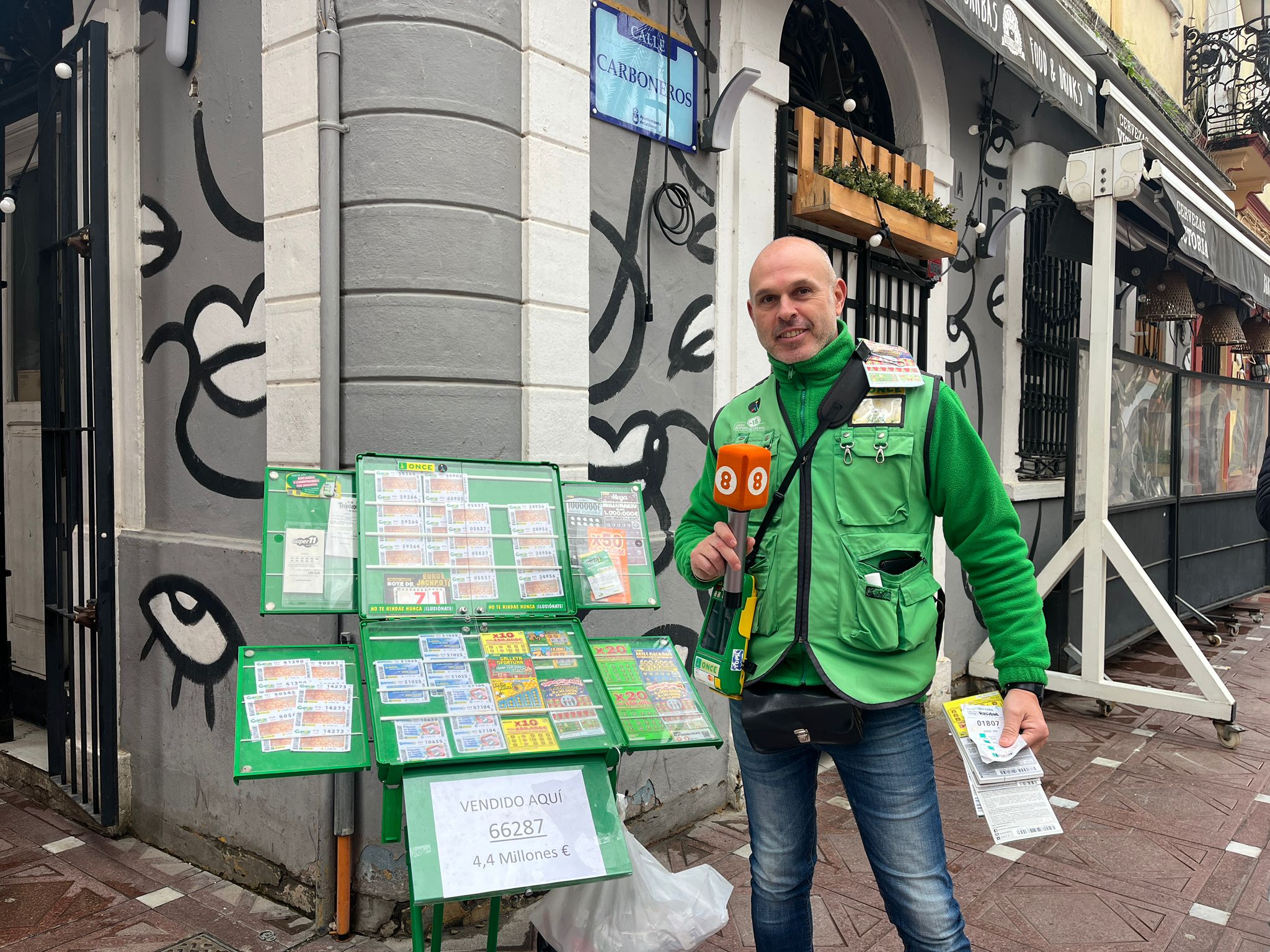 Un vendedor de la ONCE reparte 4,4 millones de euros: "Tenemos la suerte de que haya caído en La Línea"