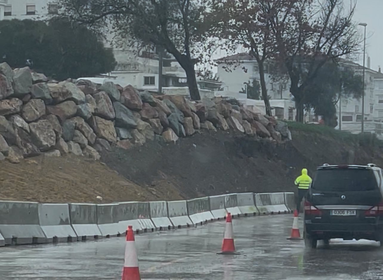 Un desprendimiento de tierra obliga a cerrar un carril entre El Saladillo y la rotonda de Los Pastores