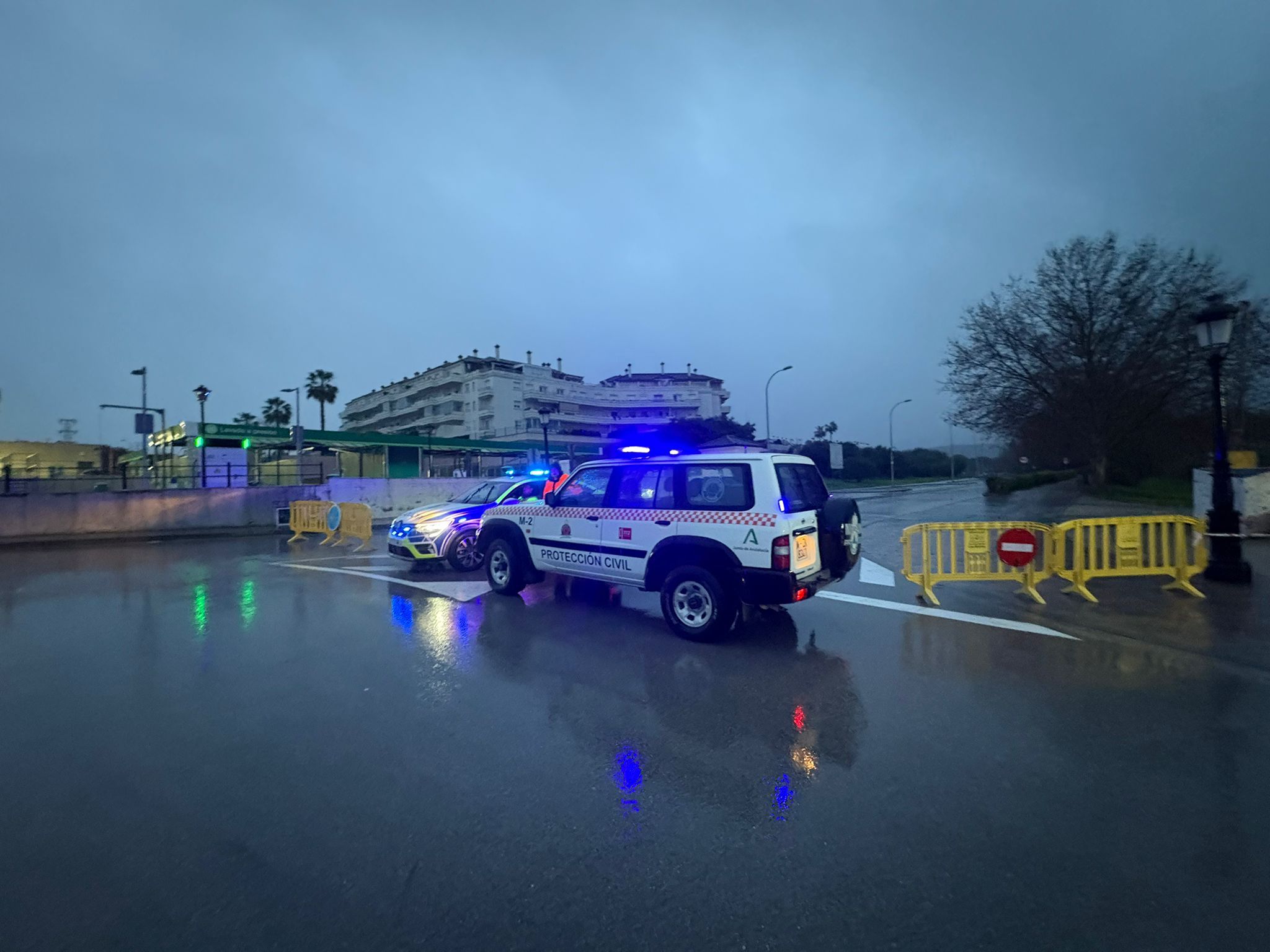 Los Barrios corta varios accesos al tráfico por el aviso naranja de lluvias