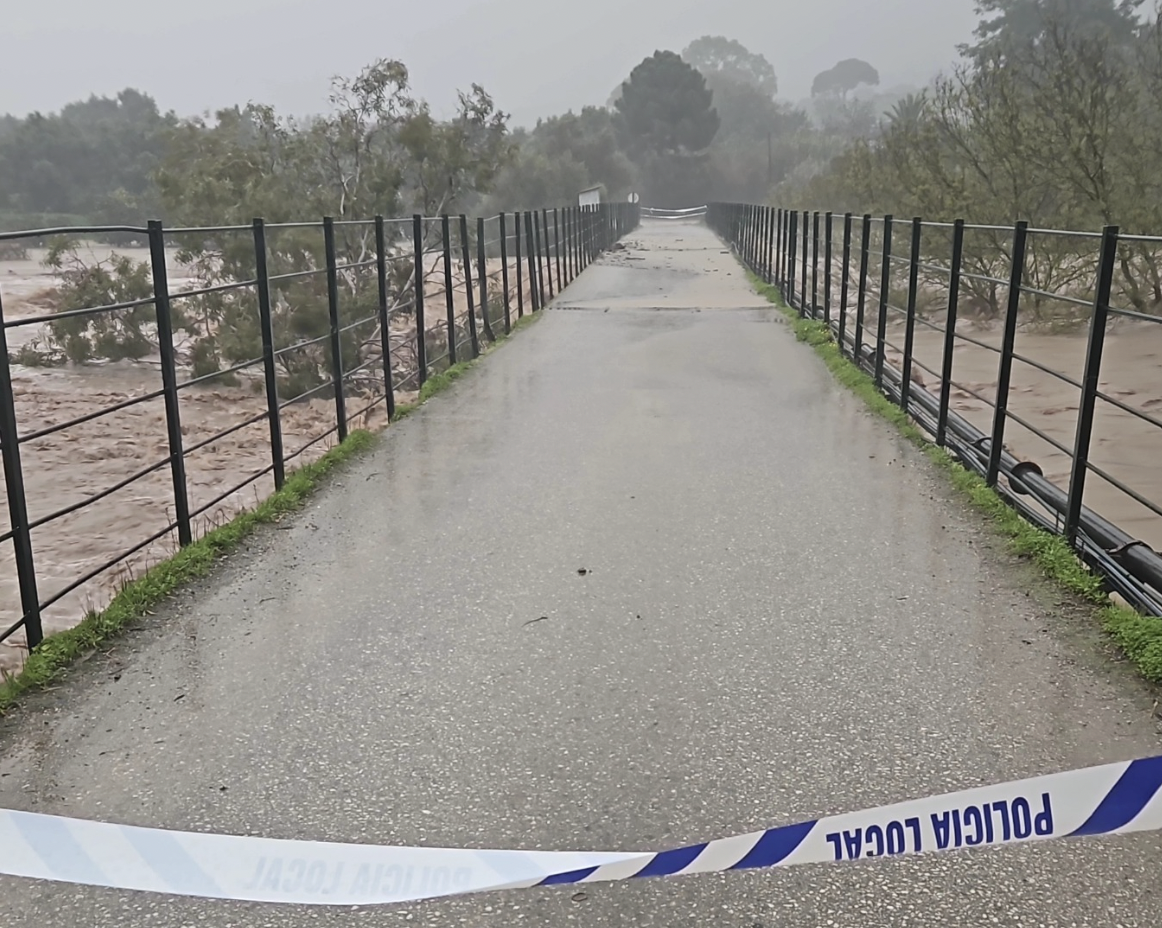 Jimena corta el paso del Puente de la Pasada de Alcalá ante el desbordamiento del río Hozgarganta
