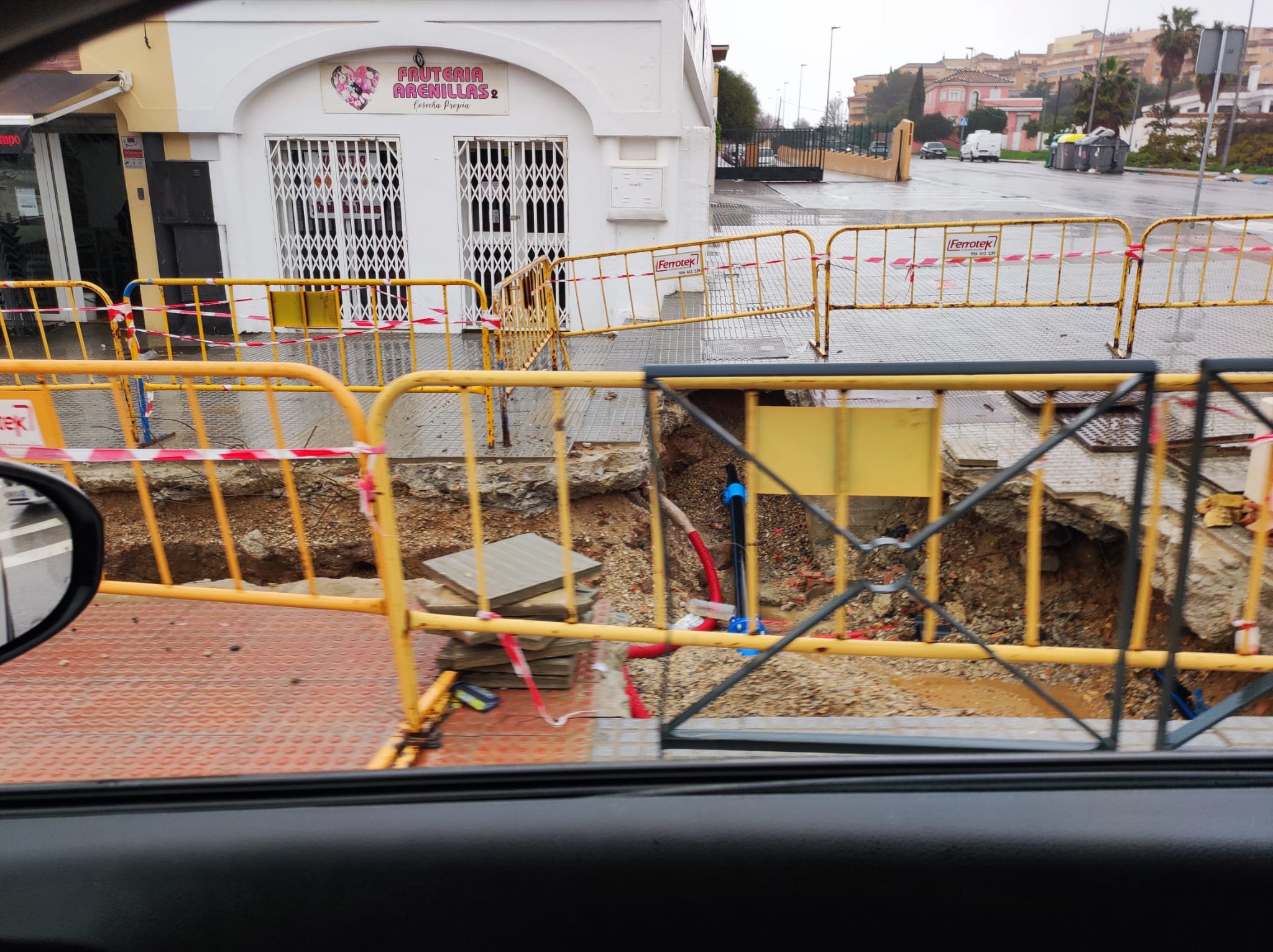 Un corte de agua afecta a varias zonas de San García y calles colindantes. Foto de una de las incidencias detectadas, en Rinconcillo. 