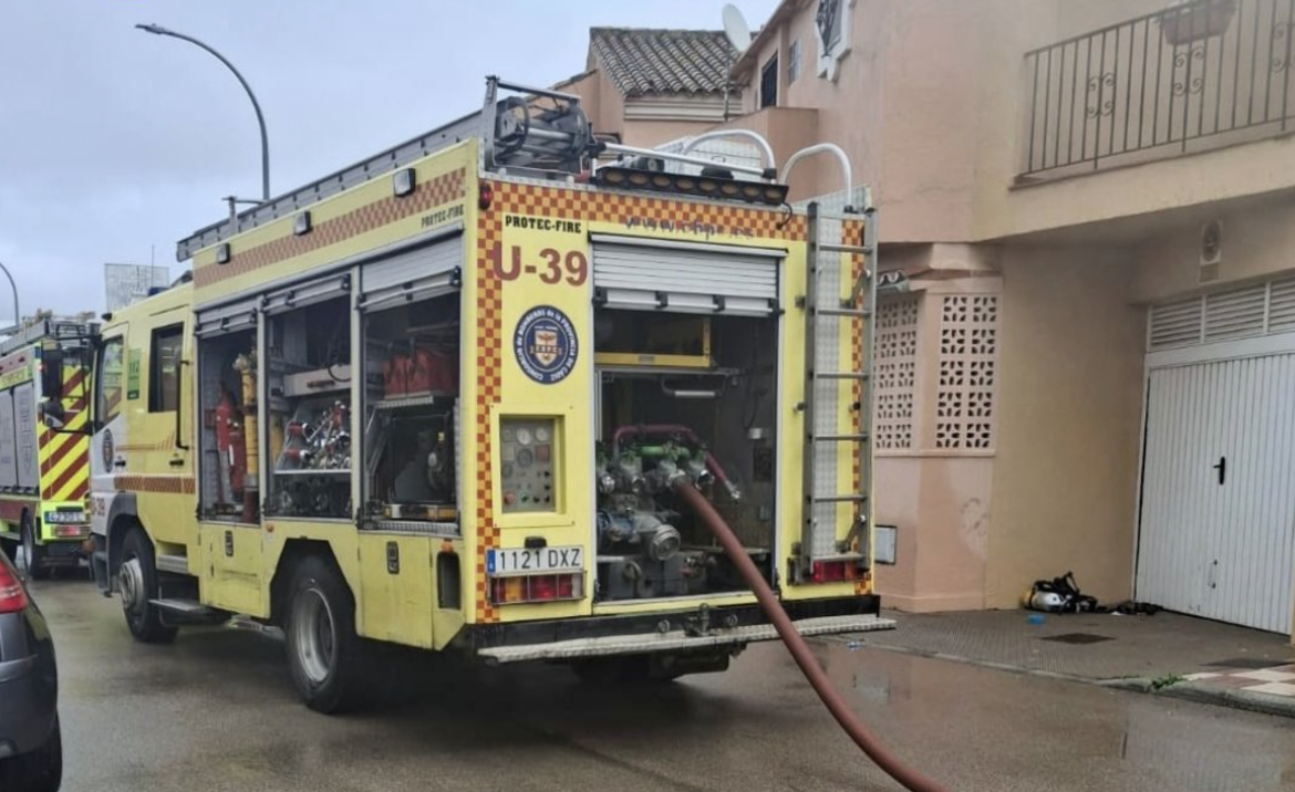 Un incendio en una vivienda de La Línea deja a un perro herido