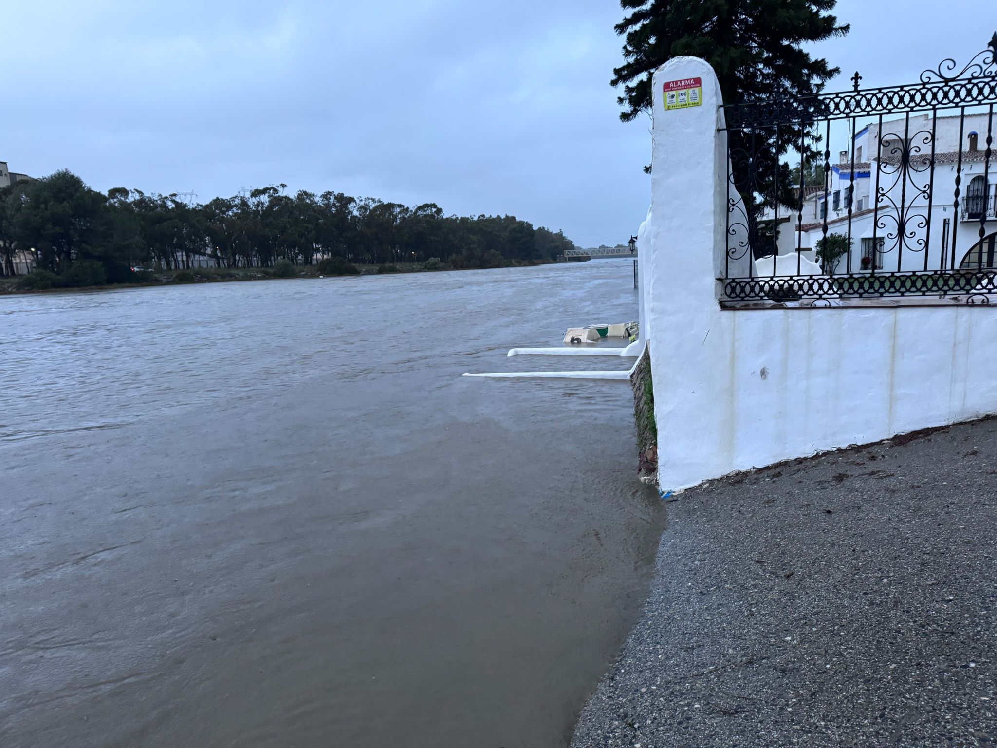 Familias de Jimena y San Roque son evacuadas de sus viviendas cercanas a ríos desbordados 