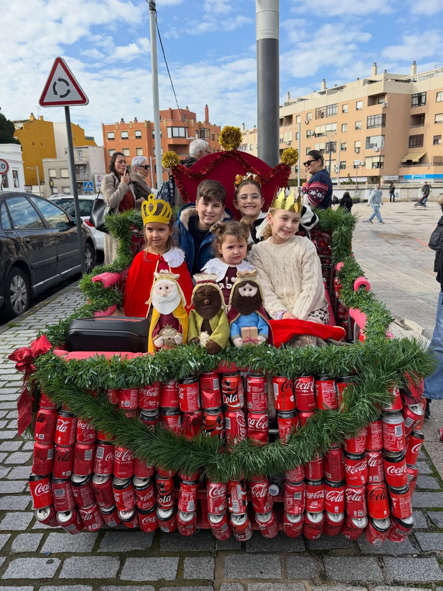La ilusión retumba en Algeciras con el Arrastre de latas. 