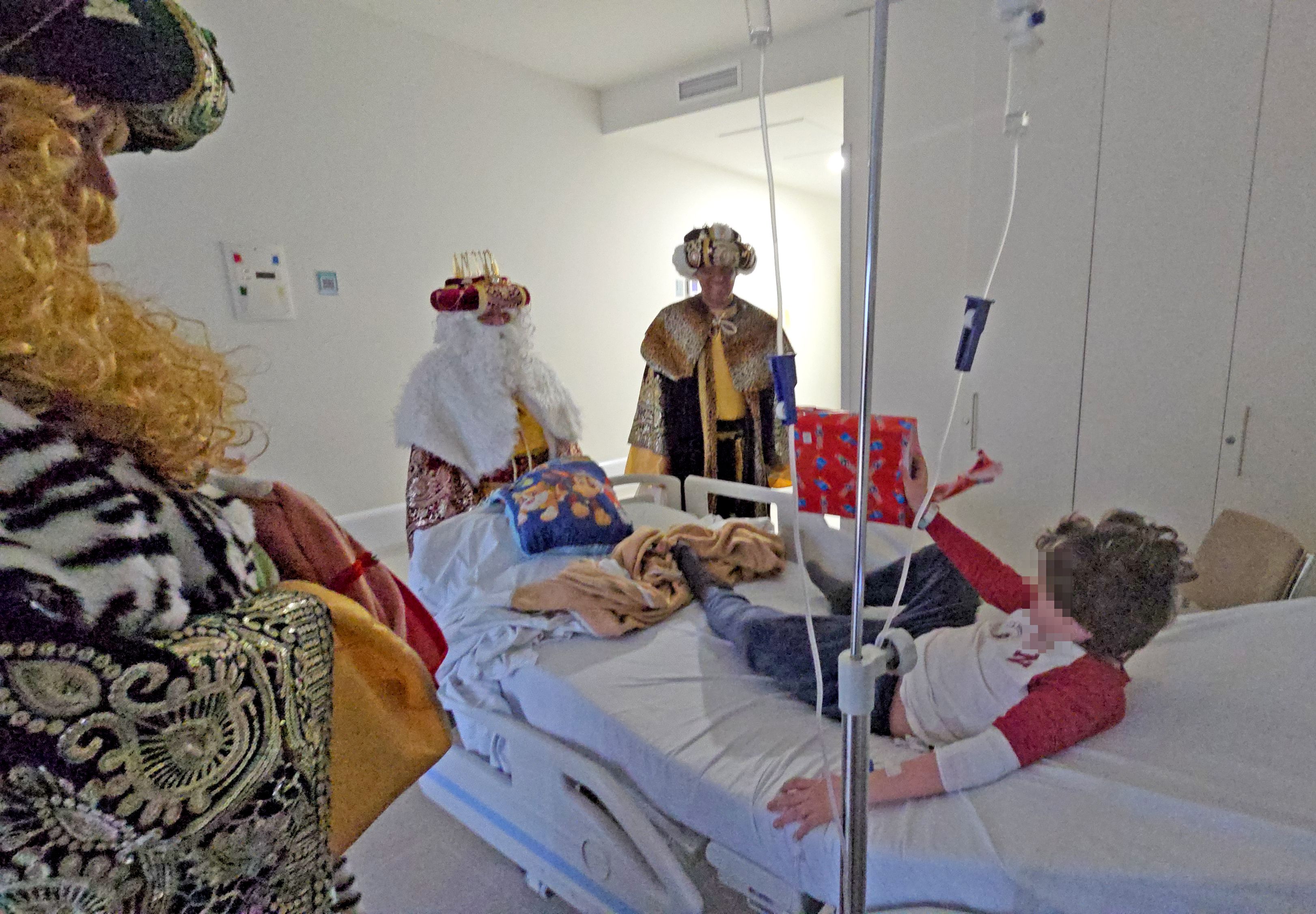 Los Reyes Magos también llevan la ilusión al Hospital Quirón. 