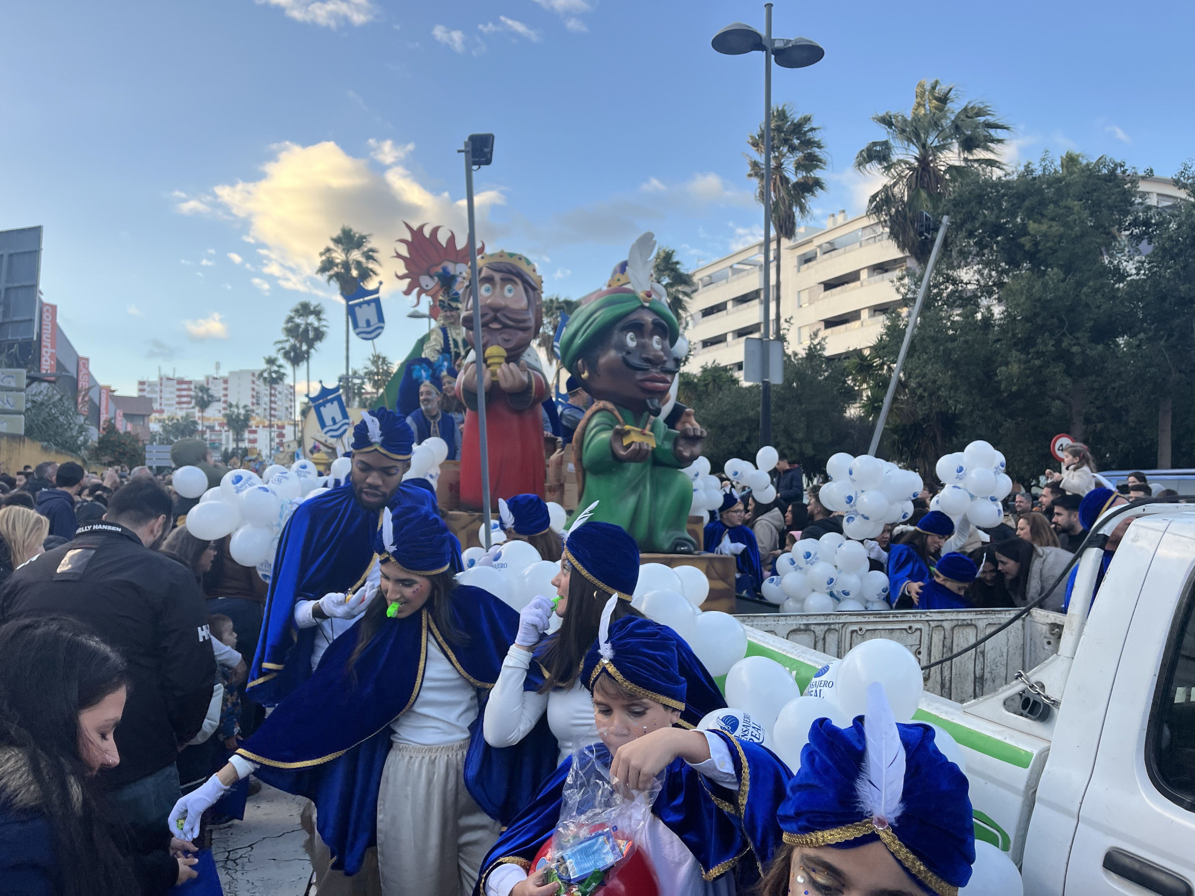 Los Reyes Magos reparten ilusión en forma de caramelos en Algeciras